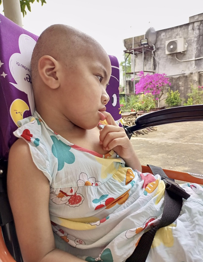 Văn Võ Mỹ Hà đang điều trị tại Bệnh viện Ung Bướu TP. Hồ Chí Minh và chưa đi lại được.