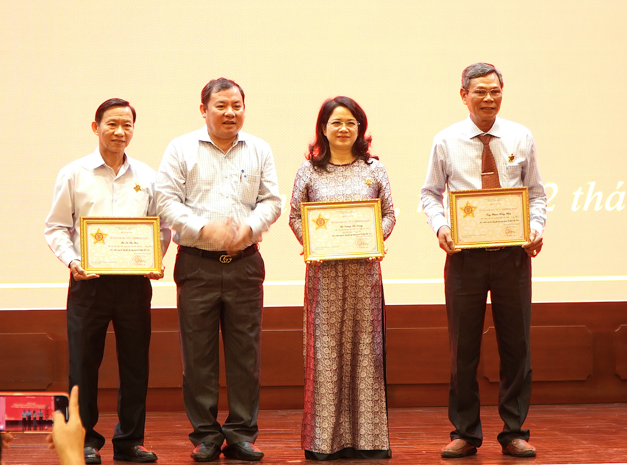 Ông Nguyễn Thanh Bình, Phó Chánh Văn phòng Bộ Tư pháp trao Kỷ niệm chương “Vì sự nghiệp Tư pháp” của Bộ Tư pháp cho 3 cá nhân có thành tích xuất sắc trong 10 năm triển khai thi hành Luật Hòa giải ở cơ sở.