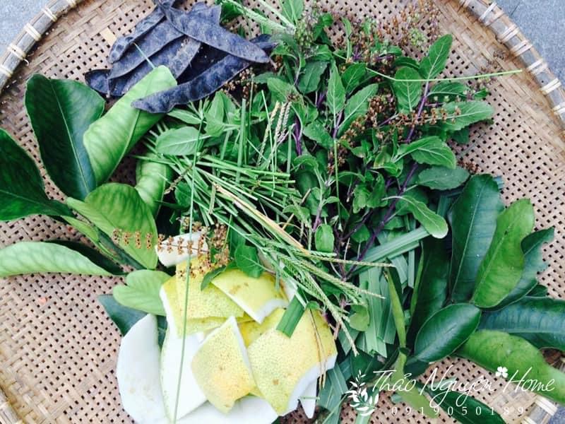 Tết ngoại hay bảo chị em tôi hái mớ lá  ngoài vườn nấu lên gội đầu.