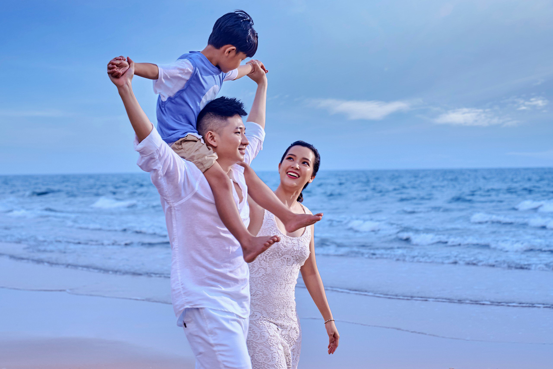 Biển mang đến nguồn năng lượng vô tận tái tạo sức khỏe. Trong ảnh: Du khách thư giãn dạo biển Hồ Tràm.