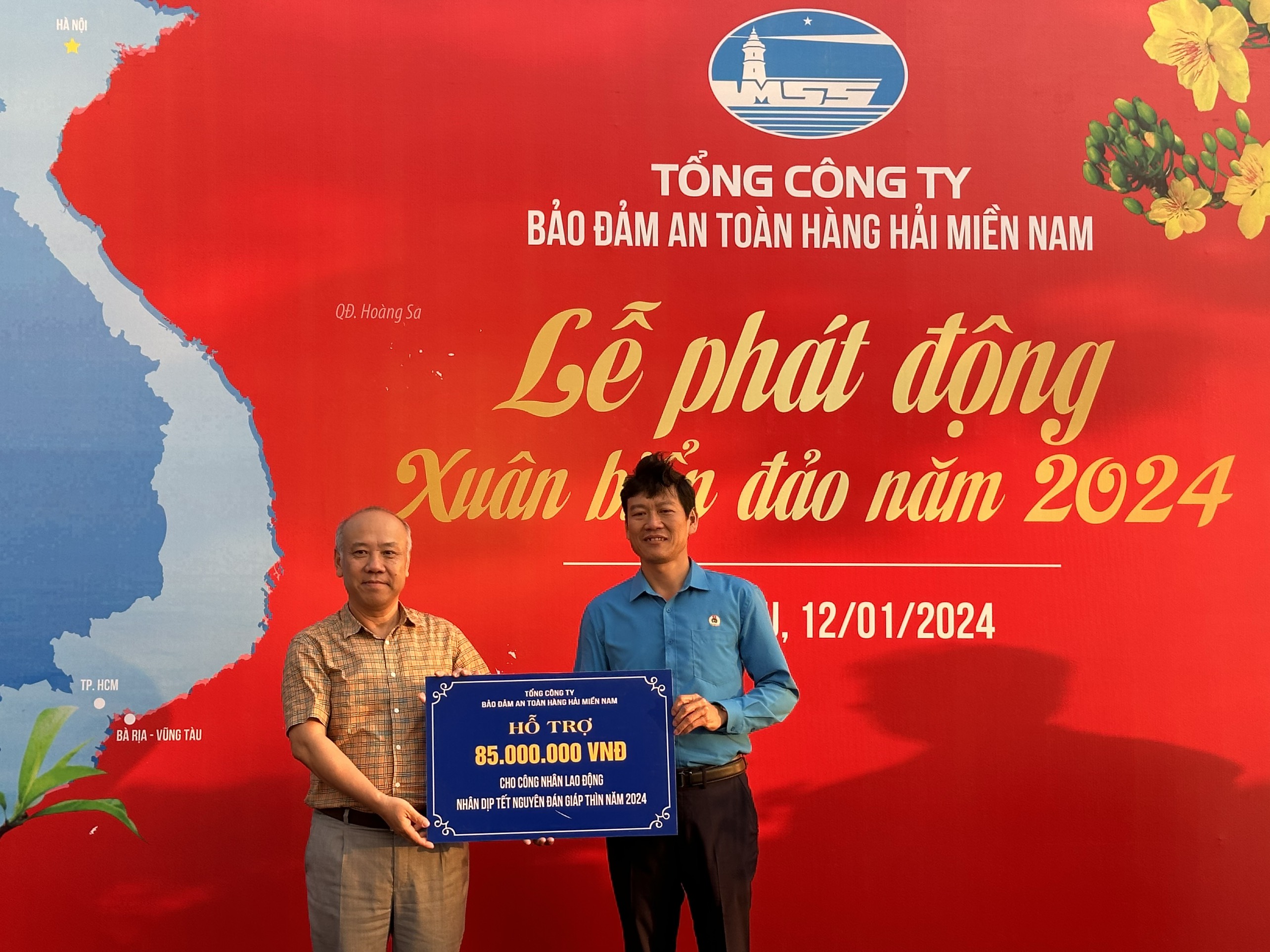 Ông Bùi Thế Hùng, Tổng Giám đốc VMS-South gửi tặng đến các gia đình có công nhân lao động đang trực Tết tại quần đảo Trường Sa  