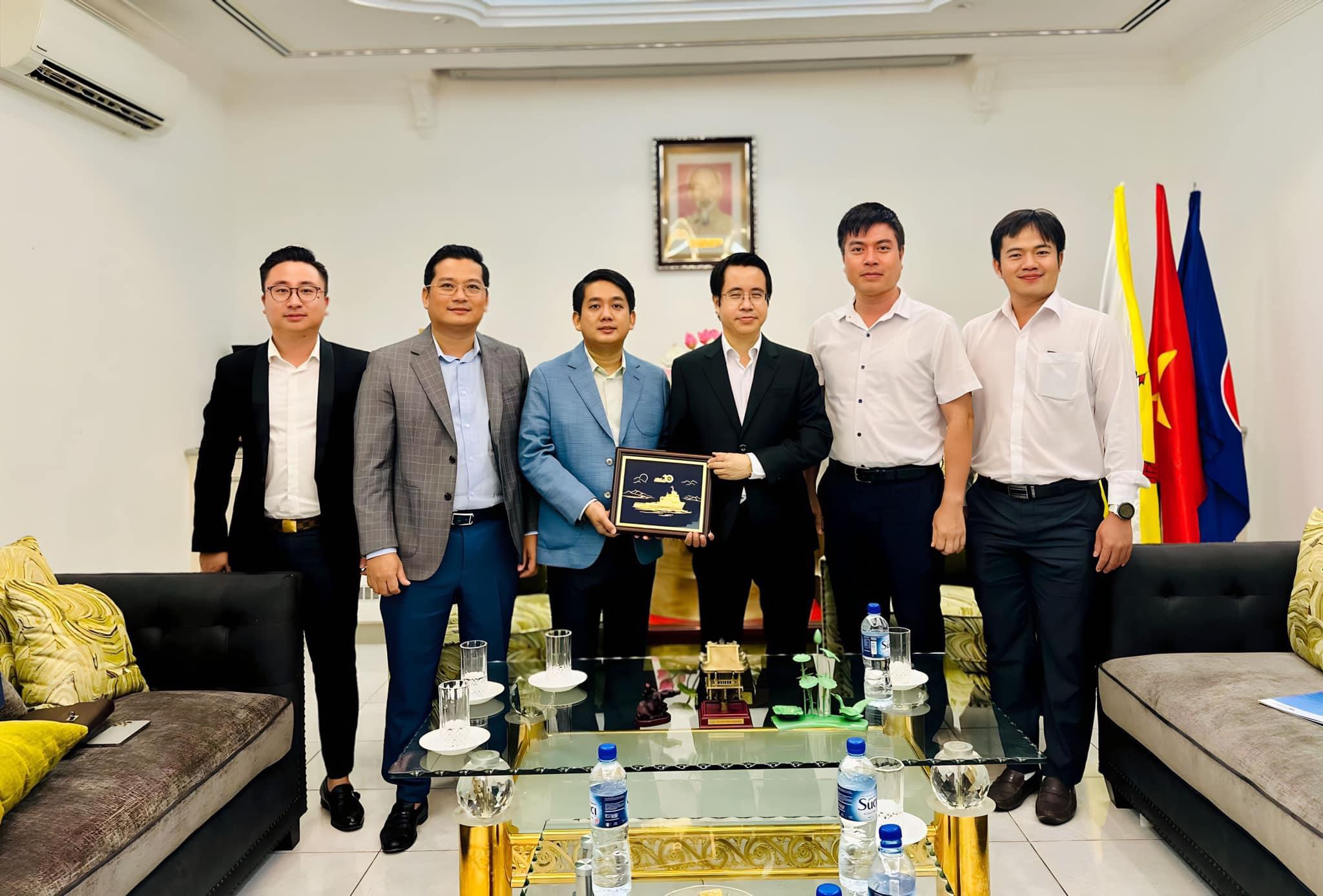 Ban lãnh đạo Công ty HADUCO đến thăm và tăng quà lưu niệm Đại sứ quán Việt Nam tại Brunei