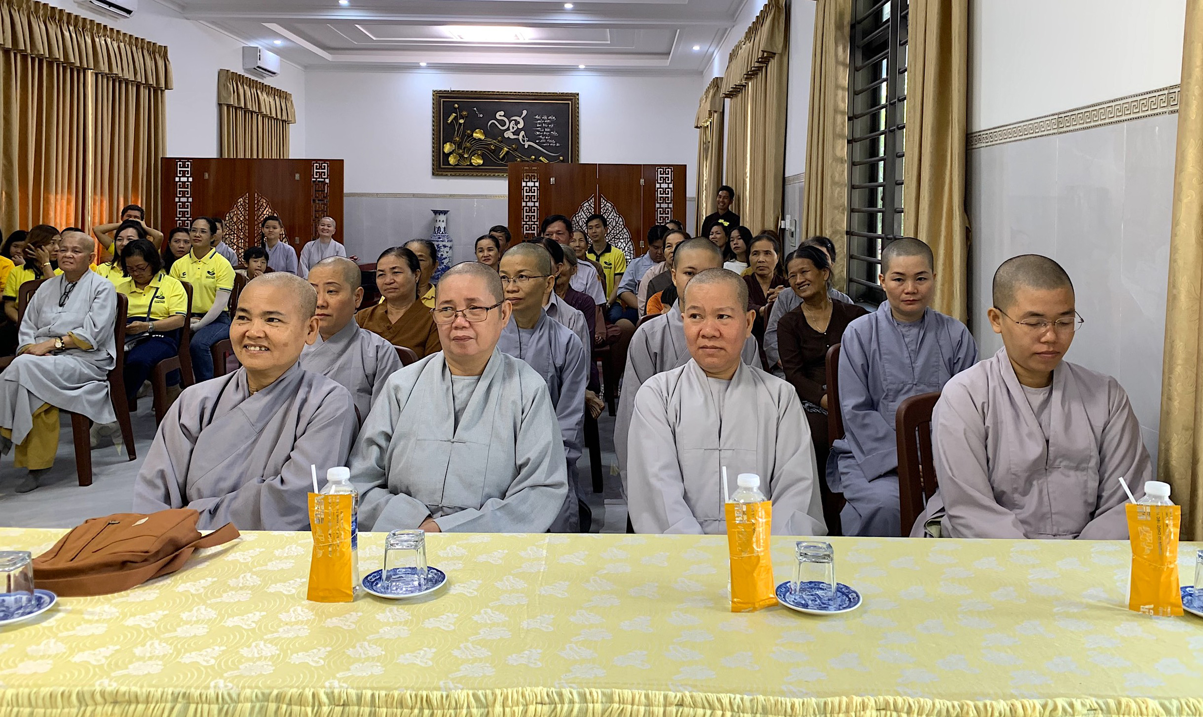 Các tăng ni, phật tử tham dự buổi tuyên truyền.