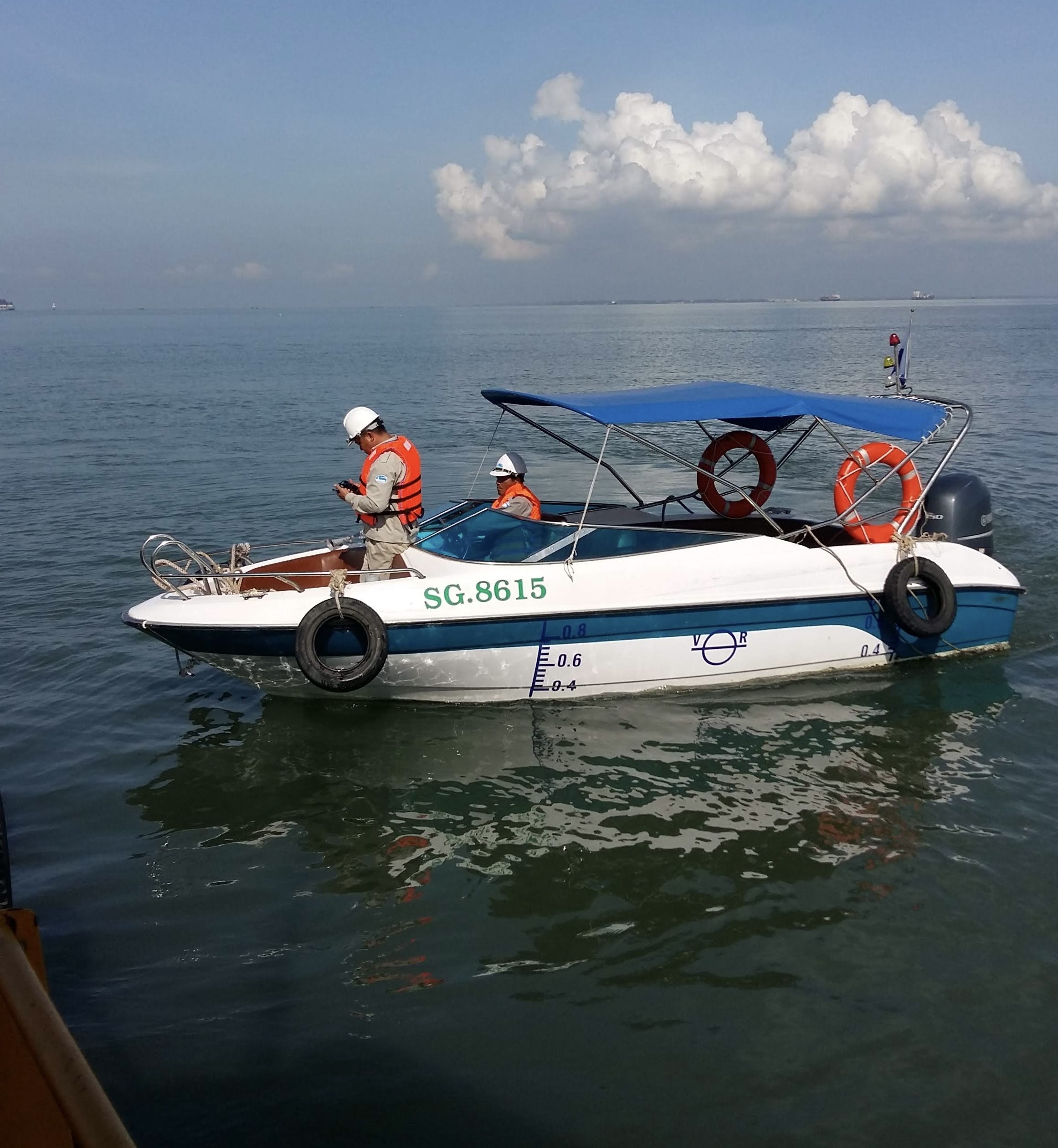Lực lượng chức năng sử dụng cano điều tiết giao thông tại luồng Cái Mép-Thị Vải.