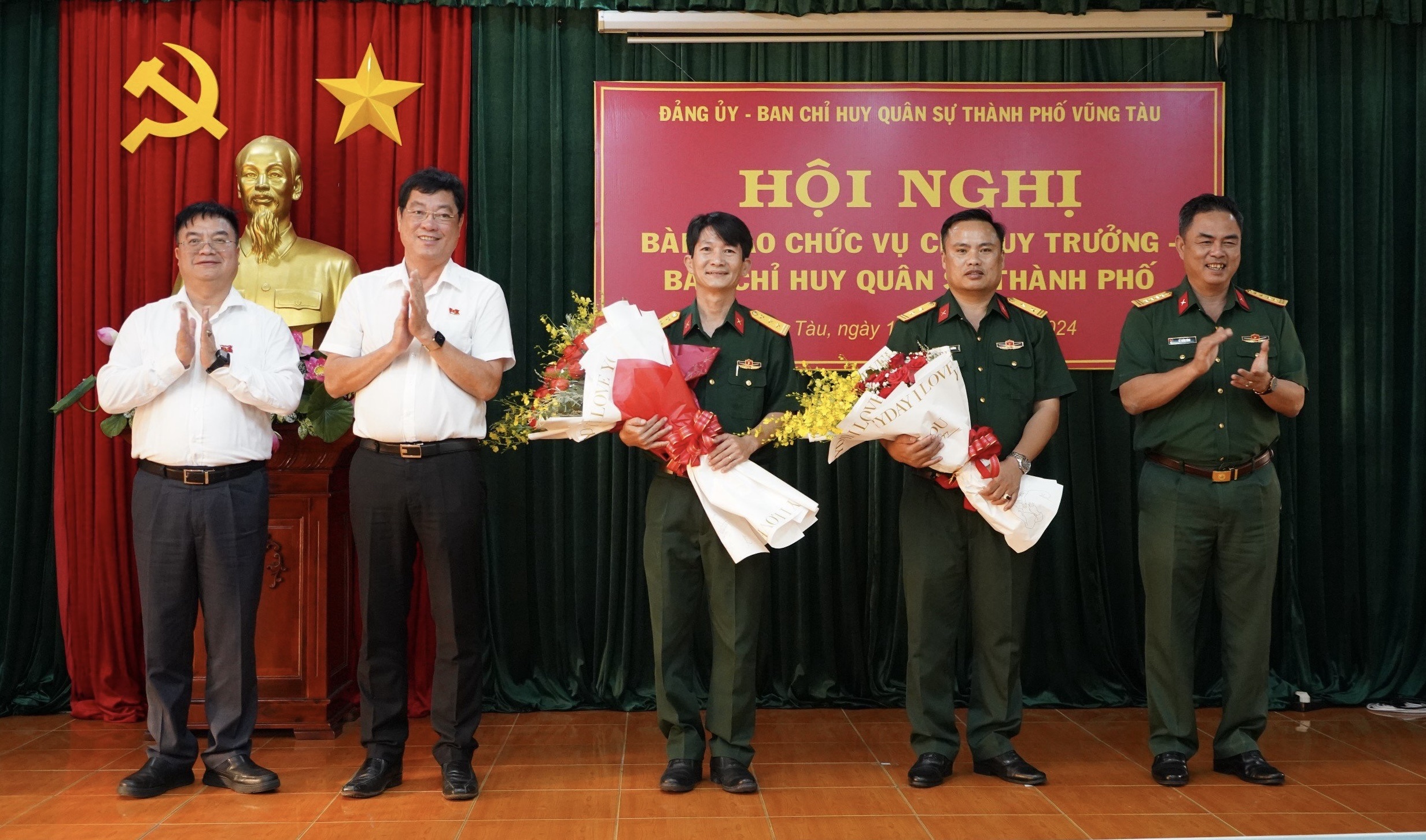 Lãnh đạo Bộ CHQS tỉnh và TP.Vũng Tàu tặng hoa chúc mừng Thượng tá Nguyễn Hoàng Út và Trung tá Trịnh Xuân Trường nhận nhiệm vụ mới.