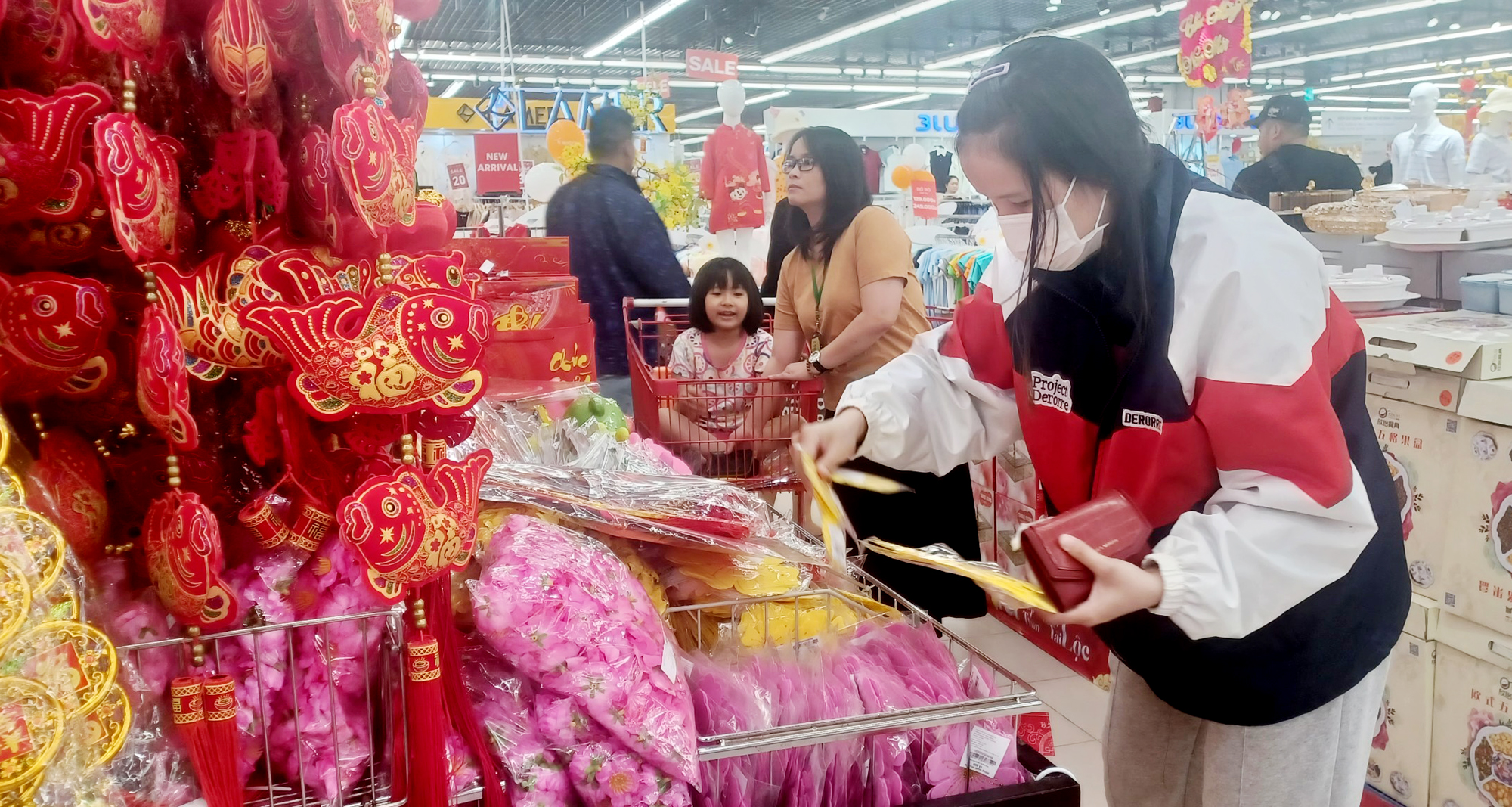 Người dân chọn mua đồ trang trí Tết tại Lotte Mart Vũng Tàu.