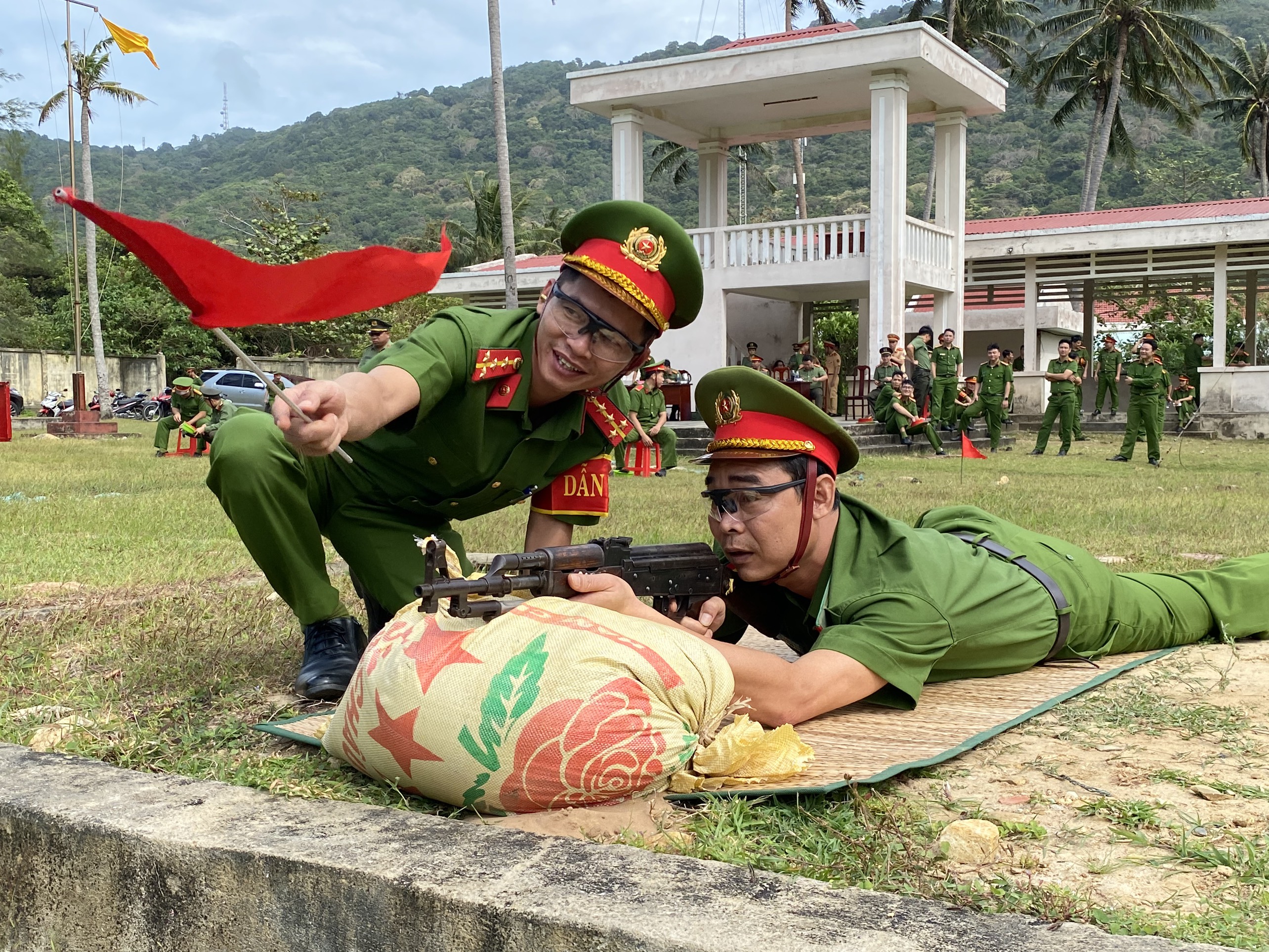  Công an tỉnh kiểm tra bắn đạn thật đối với CBCS Công an huyện Côn Đảo.