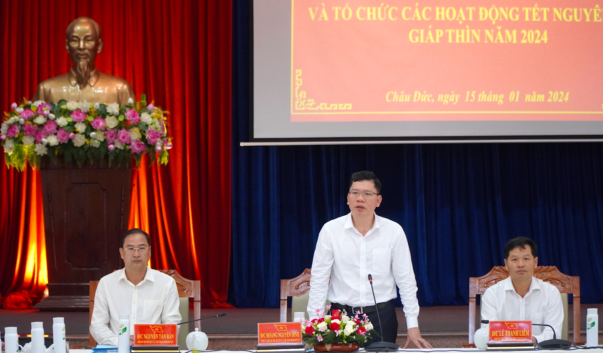 Ông Hoàng Nguyên Dinh, Bí thư Huyện ủy Châu Đức phát biểu tại hội nghị.