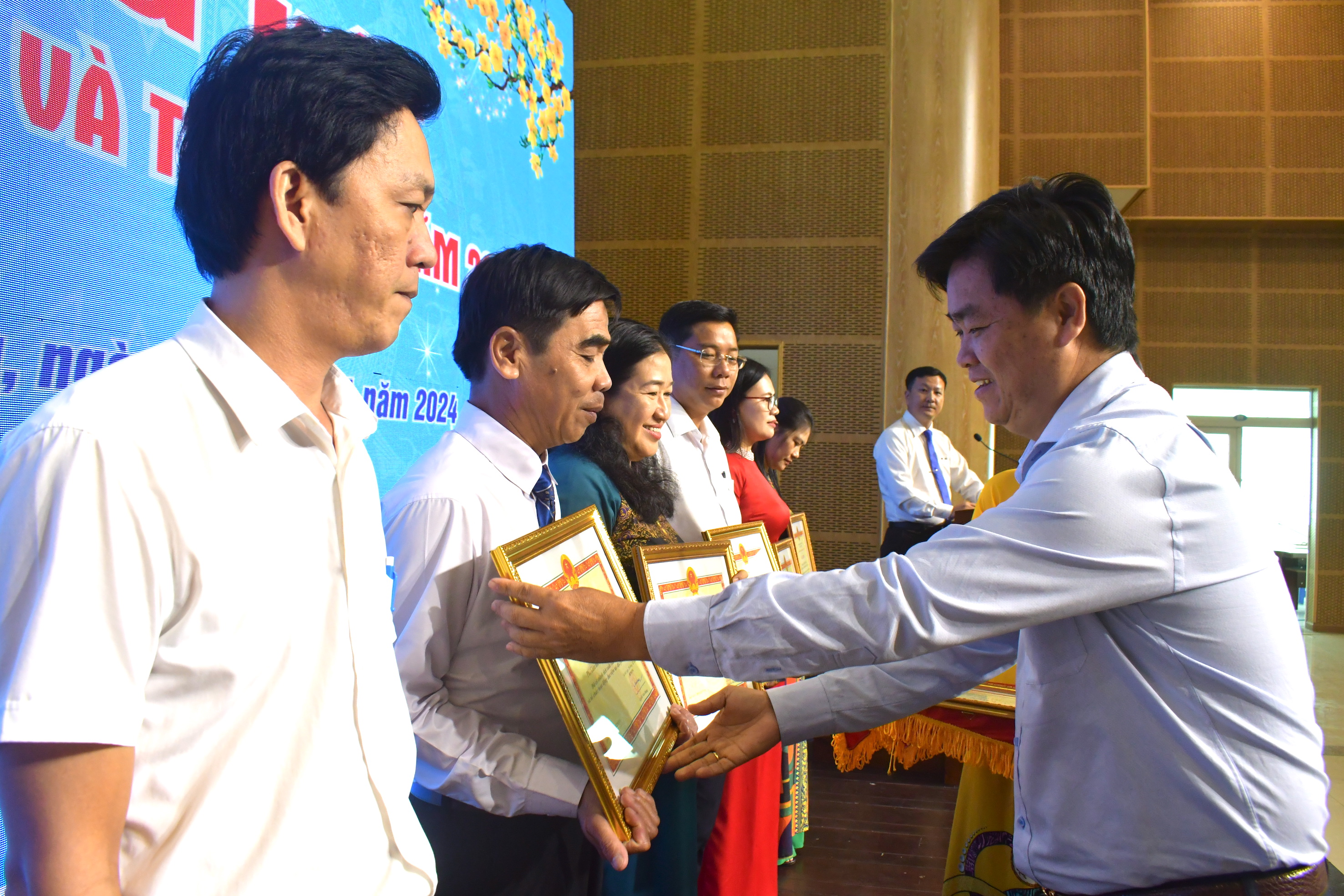 ng Lê Văn Minh, Phó Trưởng Ban Tuyên giáo Tỉnh ủy trao bằng khen đến các tập thể, cá nhân có thành tích xuất sắc năm 2023.