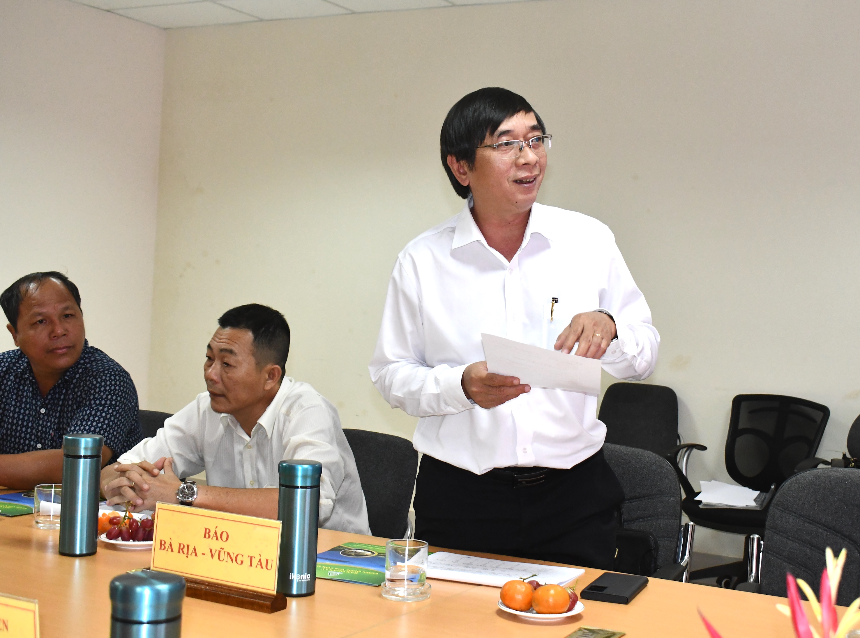 Ông Trương Đức Nghĩa, Tổng Biên tập Báo Bà Rịa - Vũng Tàu phát biểu thảo luận tại hội nghị.