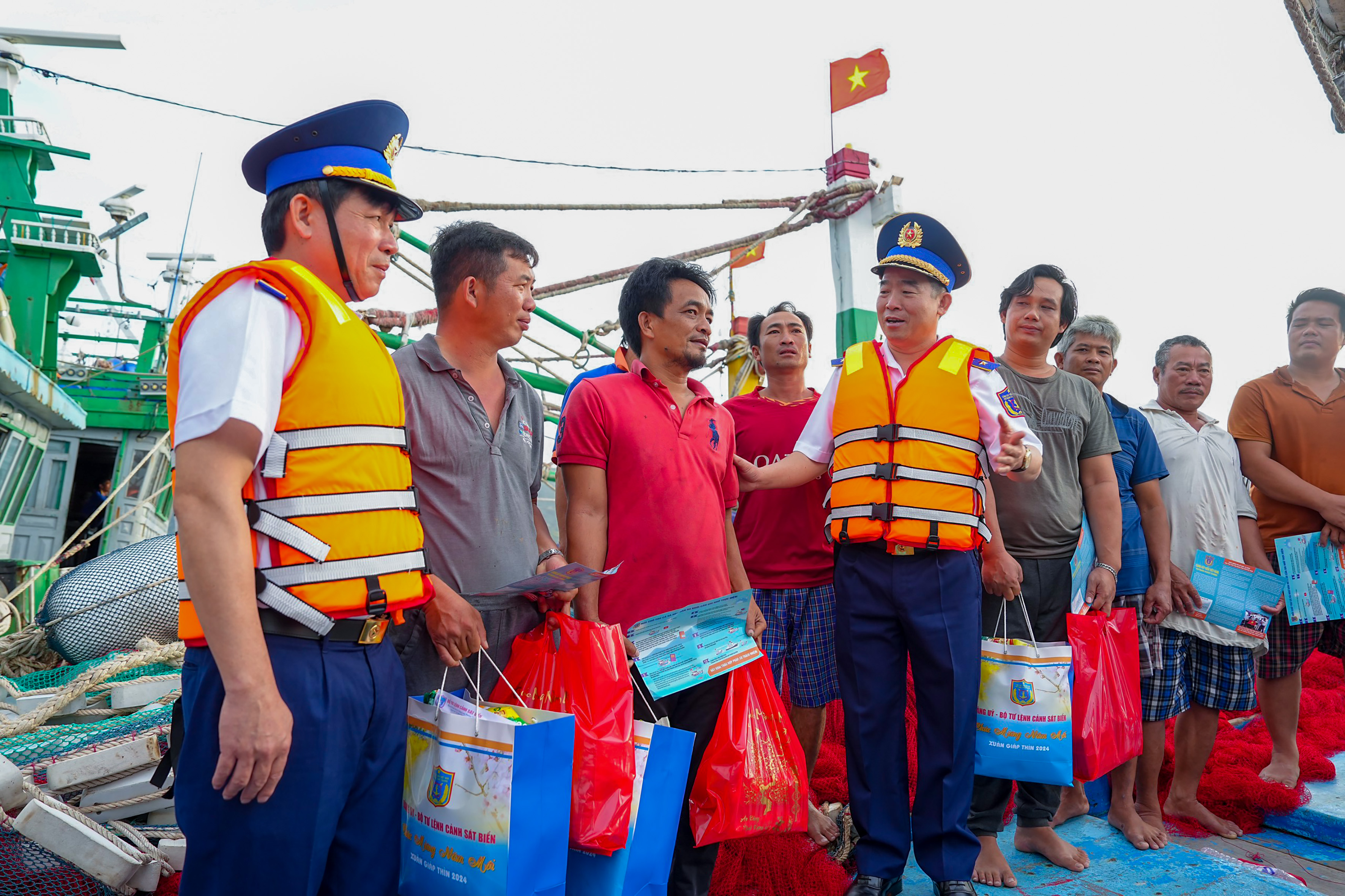 Trung tướng Bùi Quốc Oai, Chính ủy Cảnh sát biển Việt Nam thăm hỏi, động viên ngư dân huyện Côn Đảo.