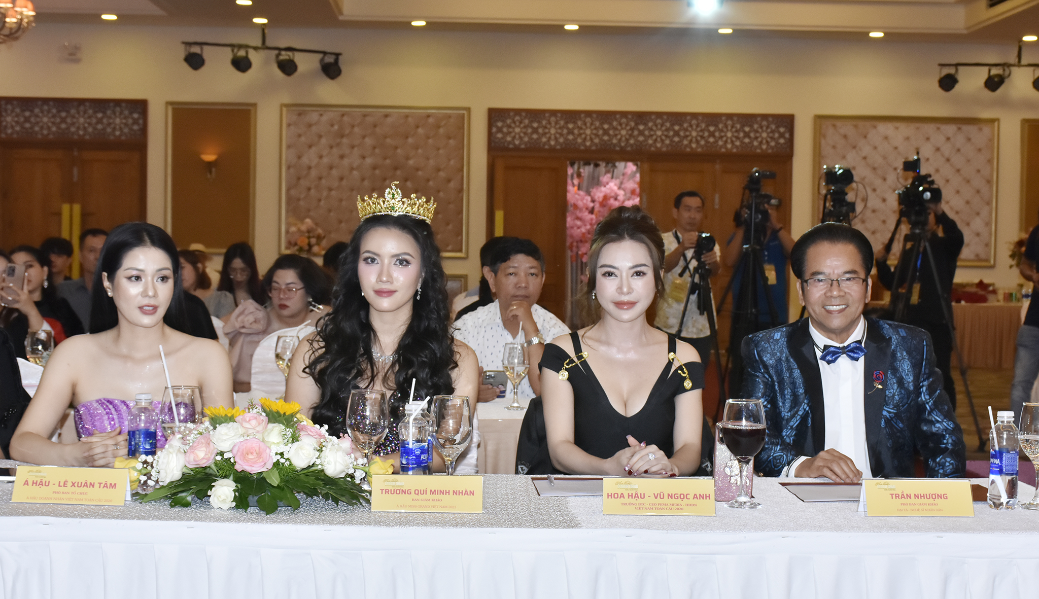NSND Trần Nhượng (bìa phải) làm giám khảo cuộc thi