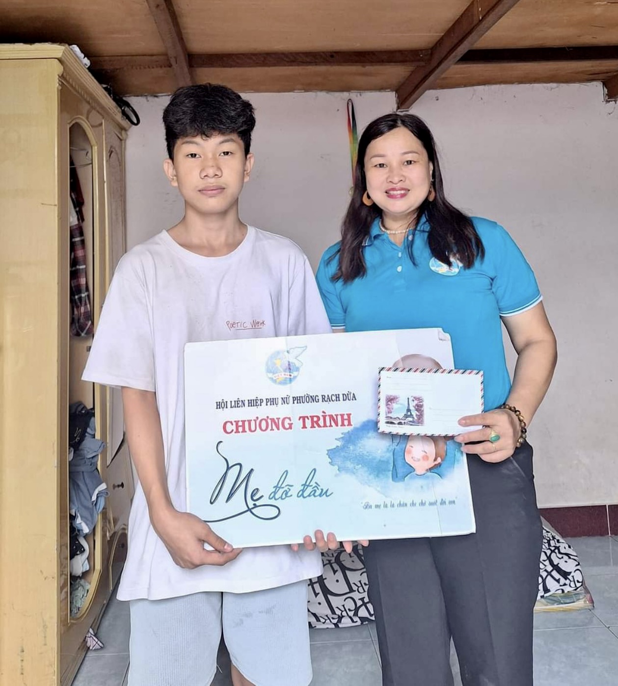 Bà Lưu Thị Vân Anh, Phó Chủ tịch Hội LHPN phường Rạch Dừa (TP.Vũng Tàu) trao tiền hỗ trợ đỡ đầu hàng tháng cho trẻ mồ côi.