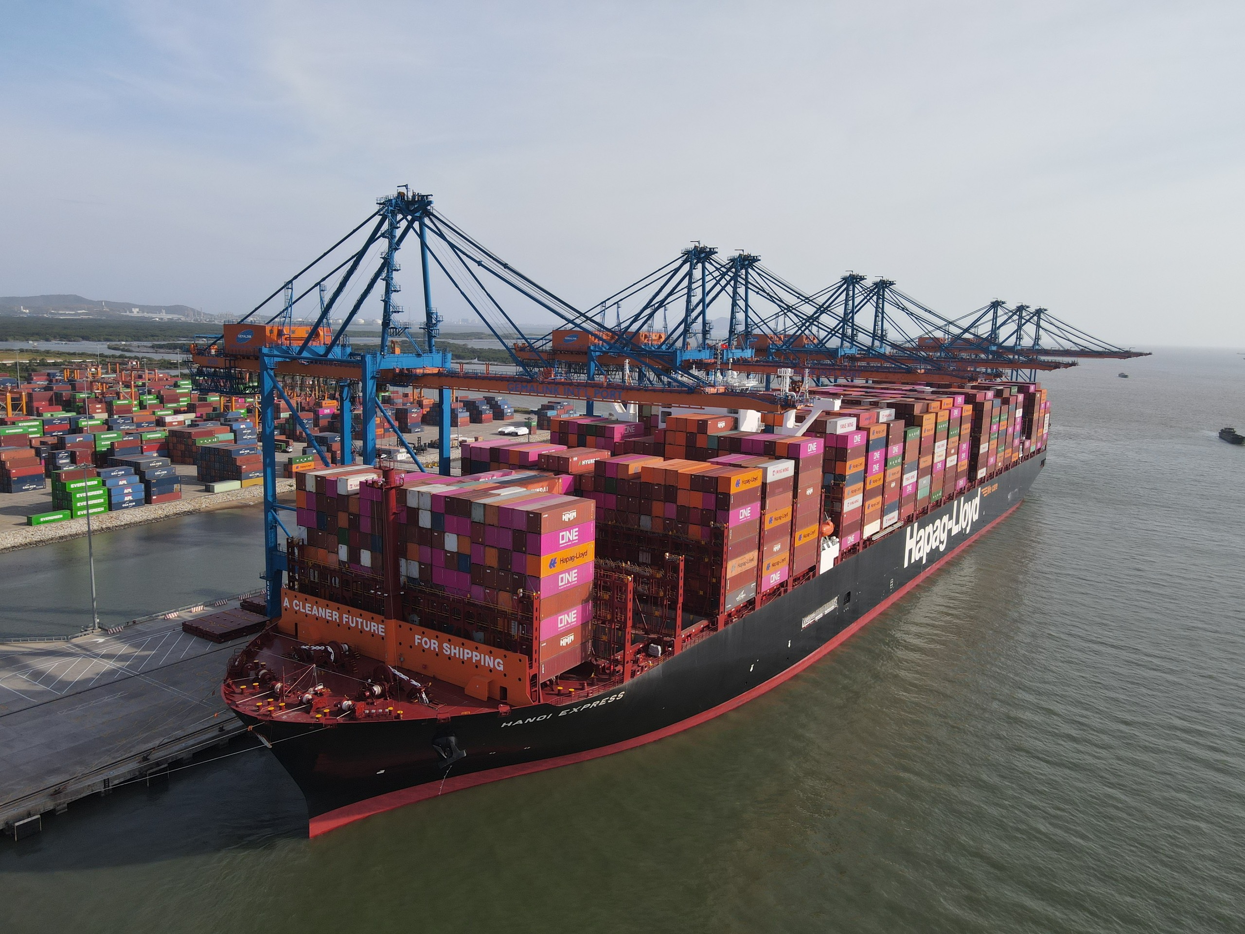  Chiêm ngưỡng vẻ đẹp của Hà Nội Express từ phía biển.