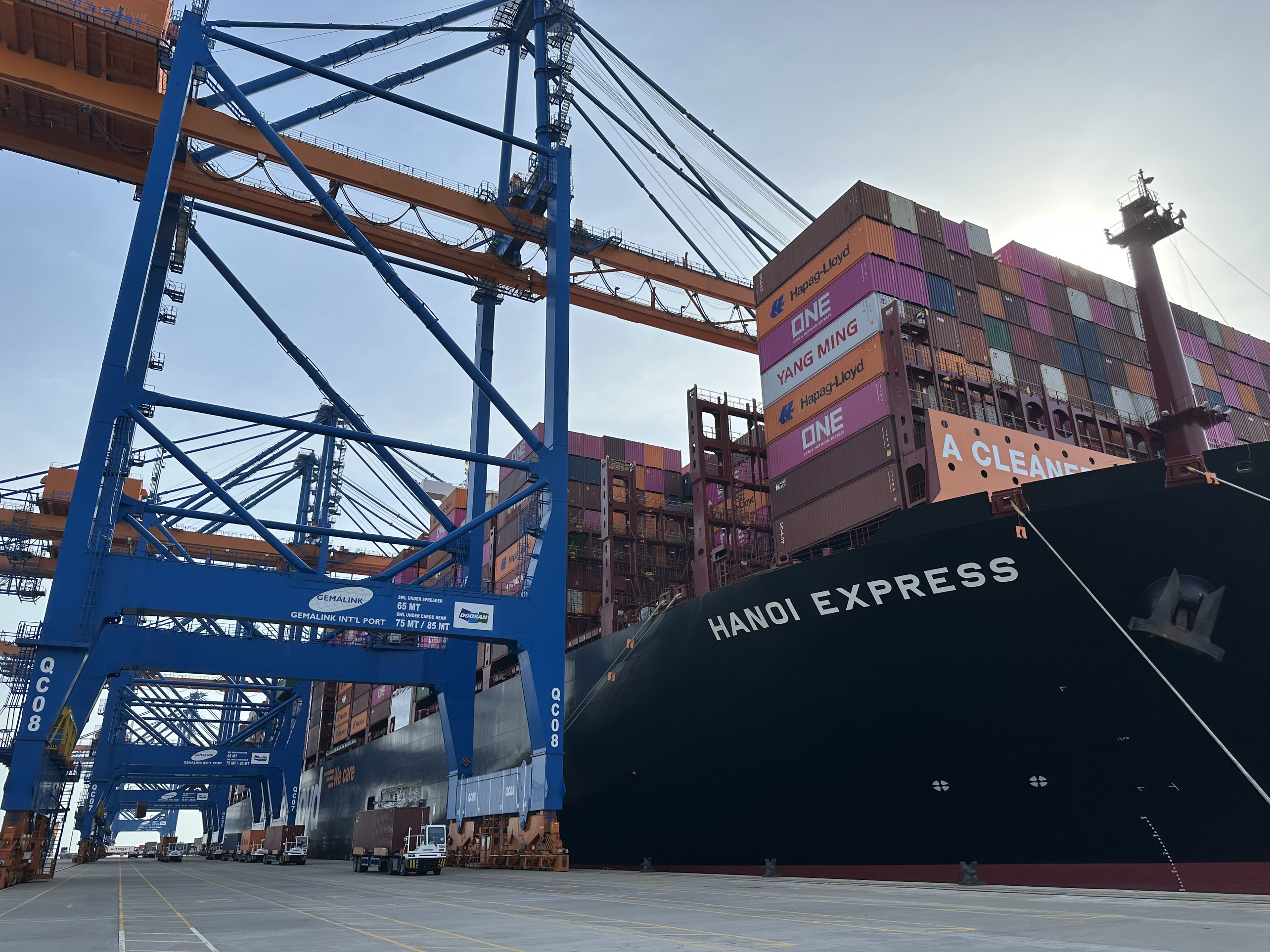 Xếp dỡ hàng container trên tàu Hà Nội Express  