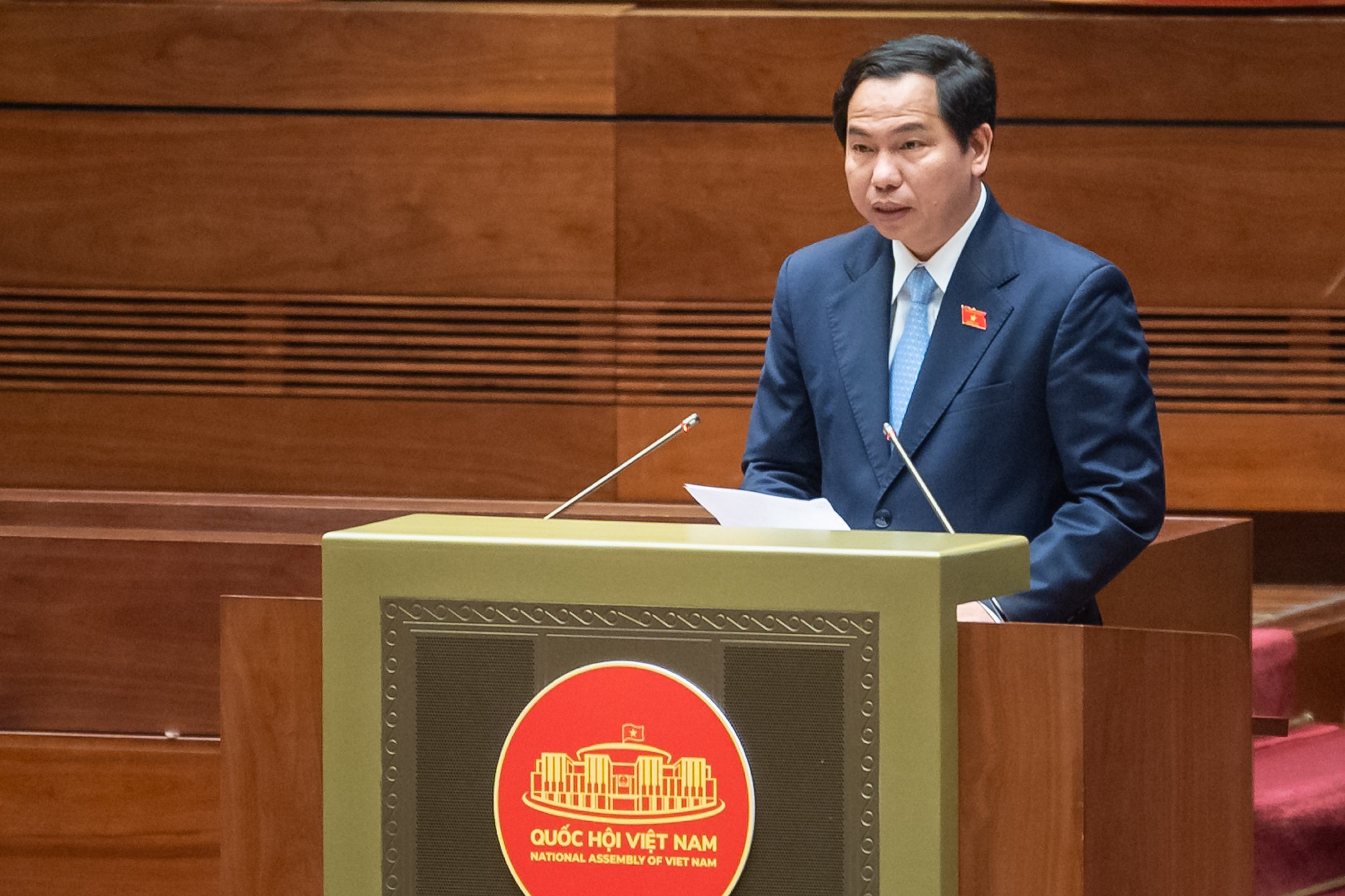 Ủy viên Ủy ban Thường vụ Quốc hội, Chủ nhiệm Ủy ban Tài chính, Ngân sách của Quốc hội Lê Quang Mạnh trình bày báo cáo tại hội nghị