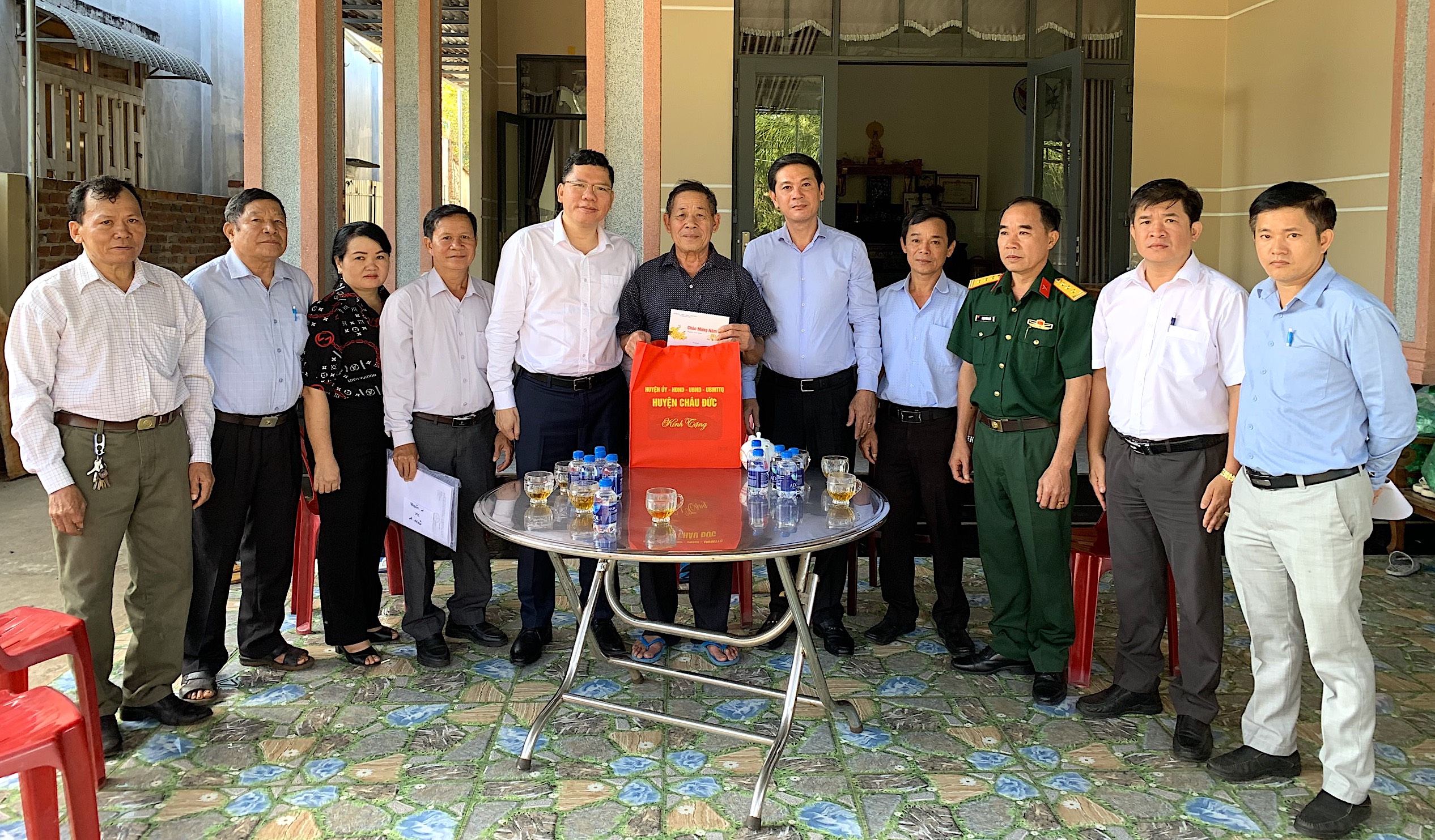 Bí thư Huyện ủy Châu Đức Hoàng Nguyên Dinh tới thăm, tặng quà gia đình chinh sách.