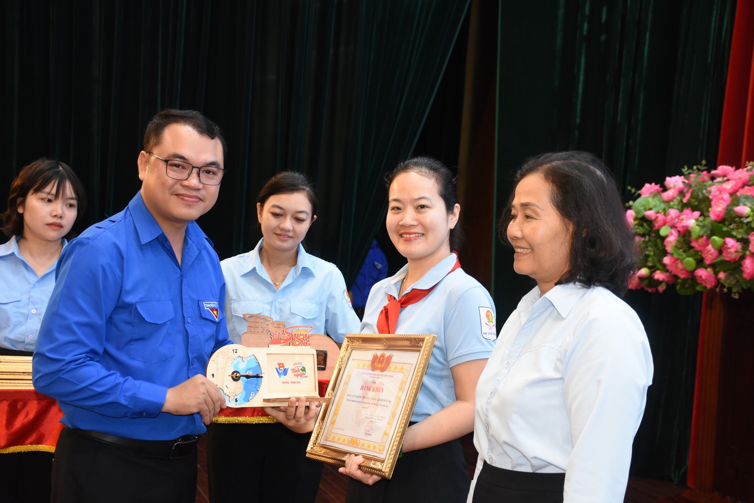 Anh Thôi Đại Việt, Phó Bí thư Tỉnh Đoàn, Chủ tịch Hội đồng Đội tỉnh trao Bằng khen cho các tập thể có nhiều thành tích xuất sắc đóng góp trong phát triển phong trào “Văn hoá đọc” năm 2023.