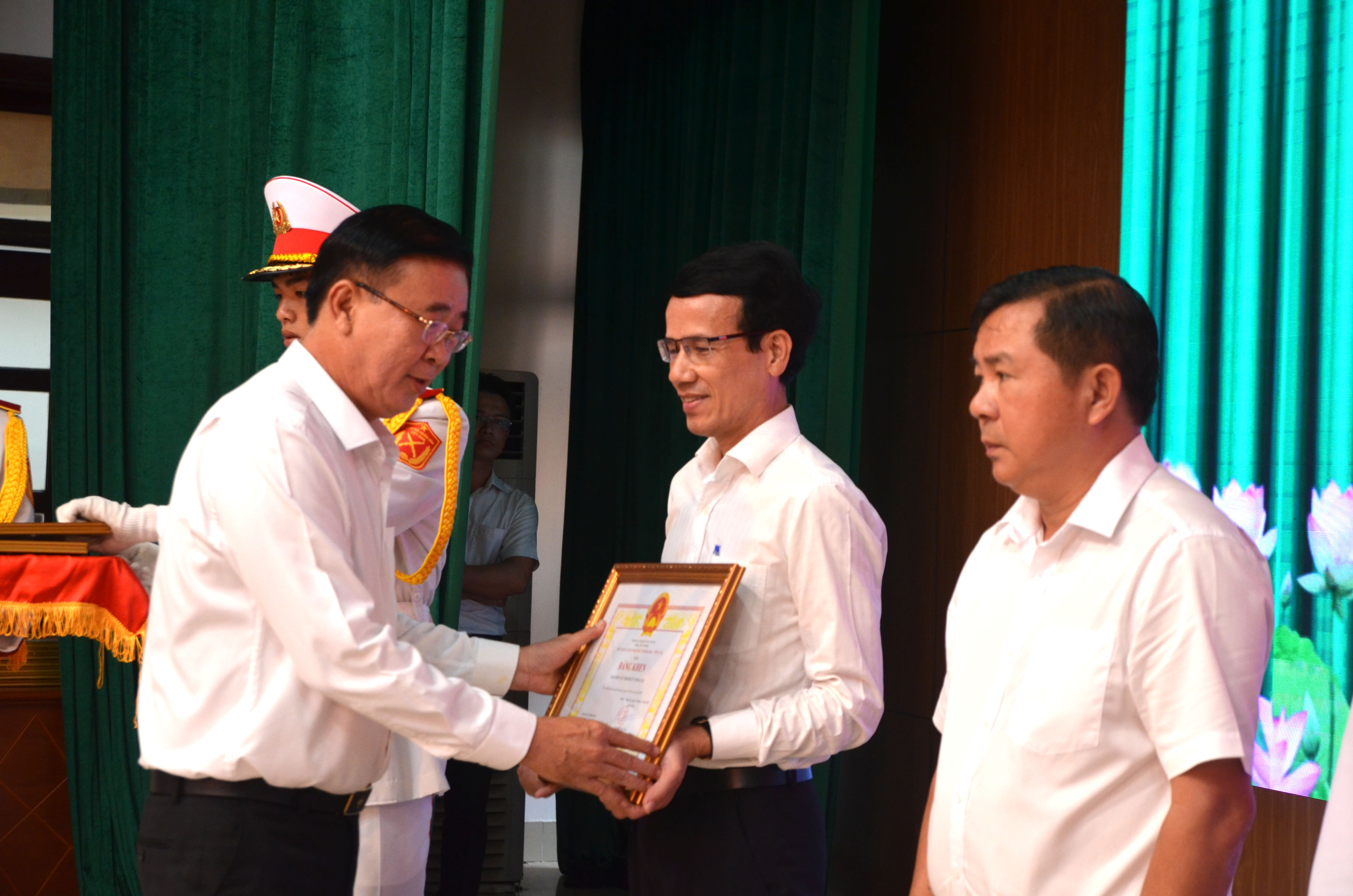 Ông Huỳnh Văn Danh, Ủy viên Ban Thường vụ Tỉnh ủy, Trưởng Ban Dân vận Tỉnh ủy trao Bằng khen của UBND tỉnh cho các tập thể, cá nhân thành tích xuất sắc trong công tác dân vận năm 2023.