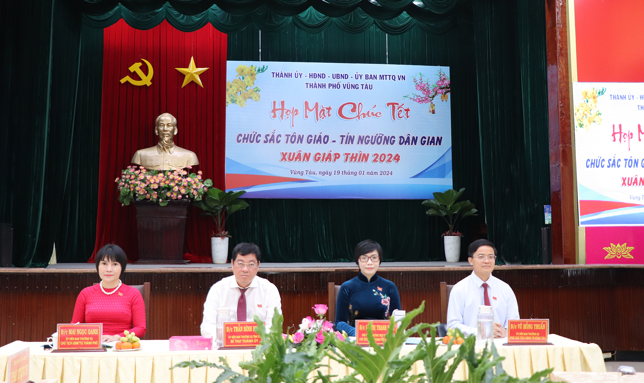 Ông Trần Đình Khoa, Ủy viên Ban Thường vụ Tỉnh ủy, Bí thư Thành ủy Vũng Tàu; bà Lê Thị Thanh Bình, Phó Bí thư thường trực Thành ủy; ông Vũ Hồng Thuấn, Phó Chủ tịch UBND TP.Vũng Tàu; bà Mai Ngọc Oanh, Chủ tịch UBMTTQ Việt Nam TP.Vũng Tàu đồng chủ trì chương trình họp mặt.