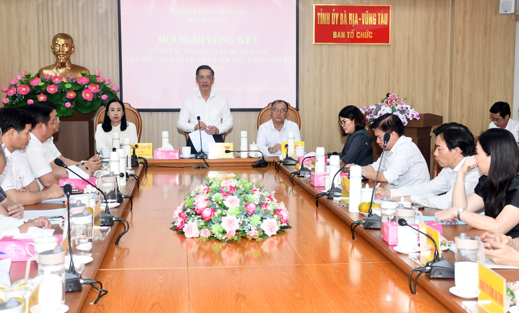 Ông Lưu Tài Đoàn, Ủy viên Ban Thường vụ Tỉnh ủy, Trưởng Ban Tổ chức Tỉnh ủy; bà Võ Ngọc Thanh Trúc, Tỉnh ủy viên, Phó Trưởng Ban Thường trực Ban Tổ chức Tỉnh ủy; ông Phạm Minh An, Giám đốc Sở Y tế, Phó Trưởng Ban Thường trực Ban Bảo vệ, chăm sóc sức khỏe cán bộ tỉnh, đồng chủ trì hội nghị.