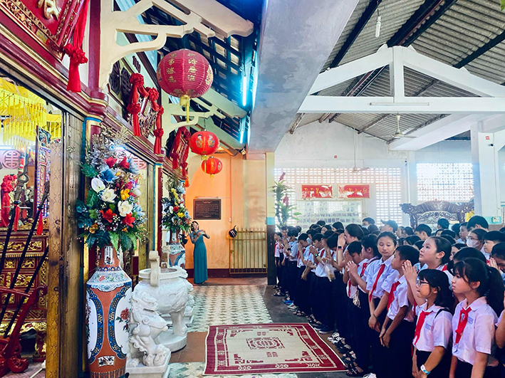 Học sinh tham quan, chiêm bái tại di tích Đình thần Thắng Tam (TP. Vũng Tàu) trong chương trình Giáo dục di sản văn hóa cho học sinh giai đoạn 2023-2026.