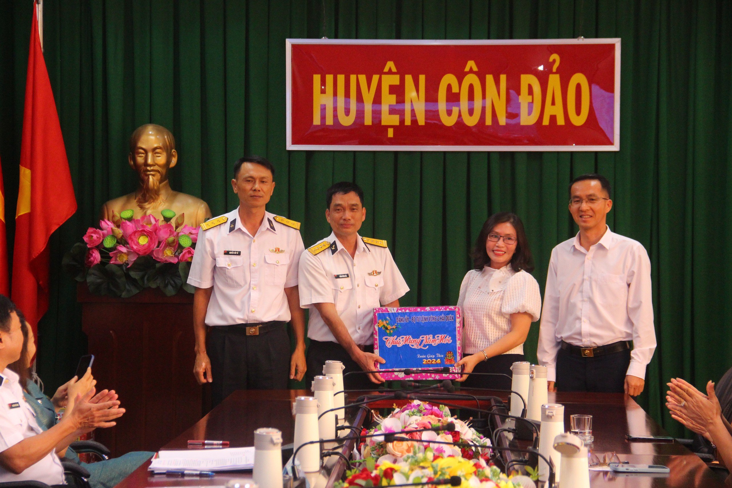 Đoàn công tác Bộ Tư lệnh Vùng 2 Hải quân đến thăm, tặng quà Huyện ủy, HĐND, UBND, Ủy ban MTTQ huyện Côn Đảo