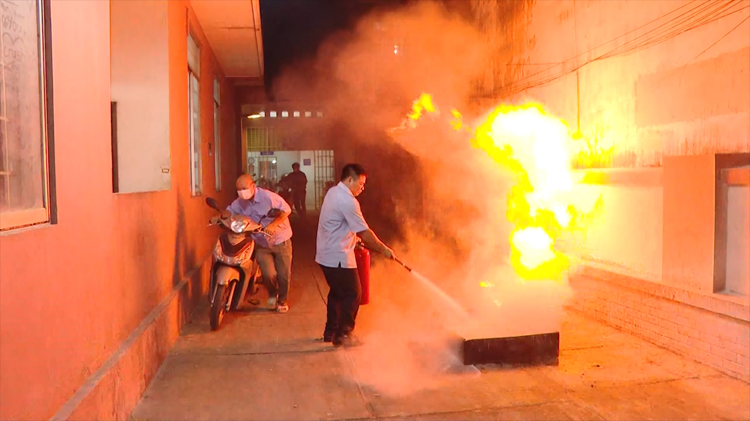 Cảnh sát PCCC (Công an TP.Vũng Tàu) phối hợp với UBND phường 1, Công an phường 1 diễn tập phòng cháy chữa cháy; cứu nạn cứu hộ tại chung cư trên địa bàn phường.