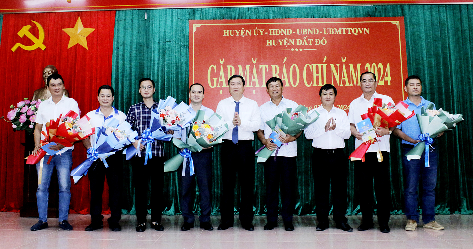 Ông Dương Minh Tuấn, Phó Vụ trưởng, Phó trưởng Cơ quan Thường trực Ban Tuyên giáo Trung ương khu vực phía Nam và ông Nguyễn Công Danh, Bí thư Huyện ủy Đất Đỏ tặng hoa, quà cho các phóng viên và đại diện cơ quan báo chí.