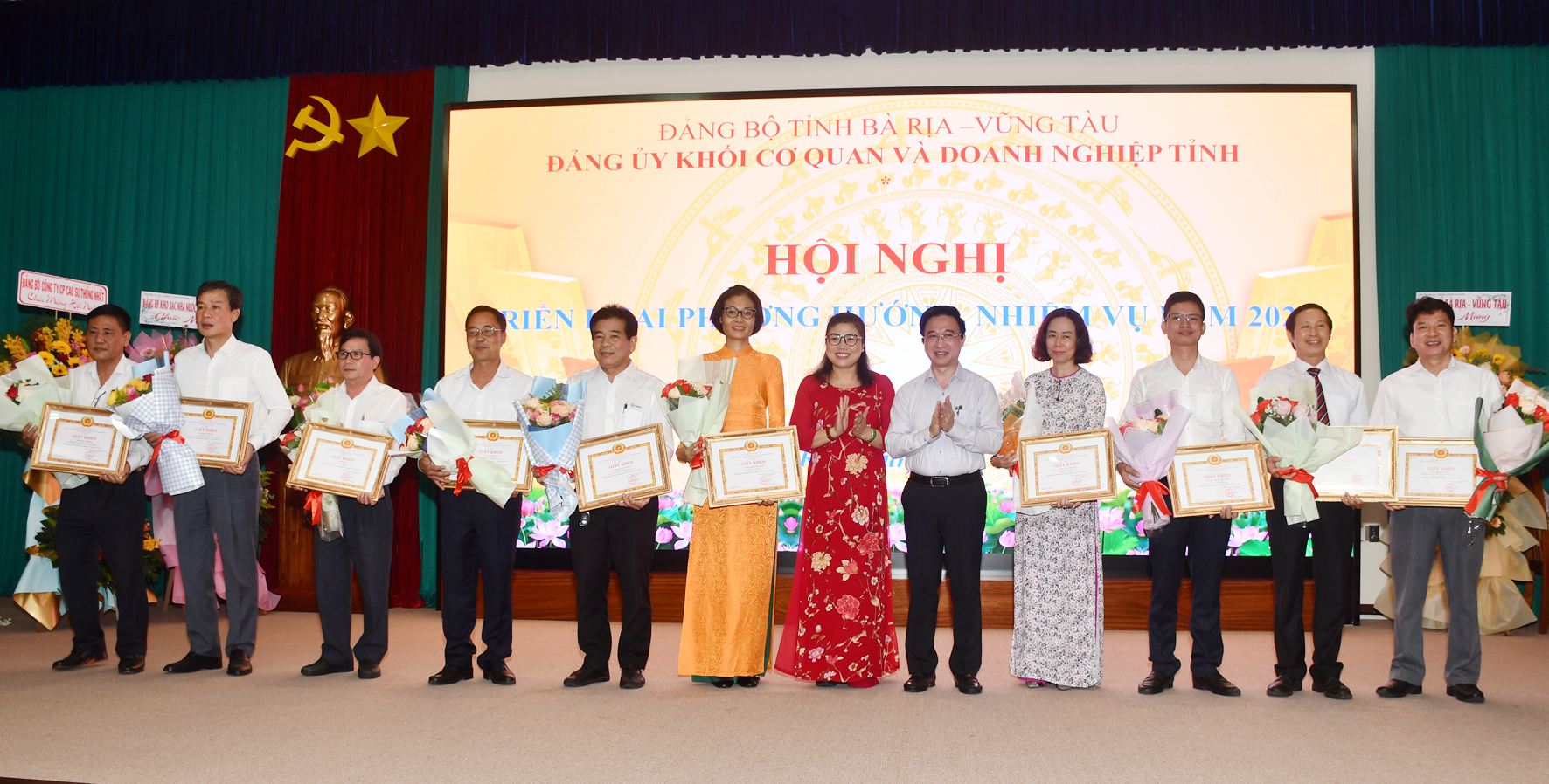 Ông Đặng Minh Thông, Phó Chủ tịch UBND tỉnh và bà Lương Thị Lệ Hằng, Bí thư Đảng ủy Khối Cơ quan và Doanh nghiệp tỉnh trao Giấy khen cho 2 Chi bộ trực thuộc Đảng bộ cơ sở và 12 đảng viên hoàn thành xuất sắc nhiệm vụ 5 năm liền (giai đoạn 2019-2023).