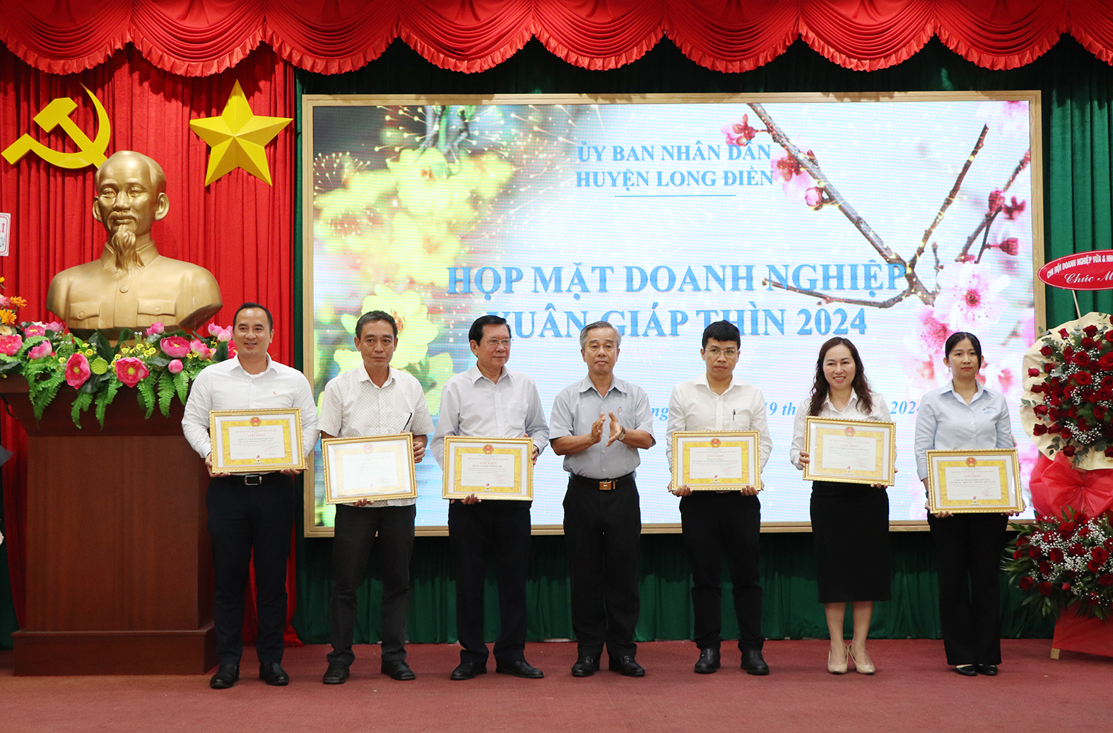 Ông Võ Hữu Hạnh, Phó Bí thư Thường trực Huyện ủy Long Điền trao khen thưởng các doanh nghiệp có nhiều đóng góp cho phát triển kinh tế - xã hội của huyện năm 2023.