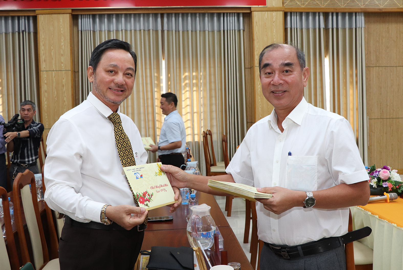 Ông Lâm Văn Hồng (phải), Chủ tịch UBND huyện Long Điền tặng thiệp Xuân Giáp Thìn 2024 chúc mừng doanh nghiệp.