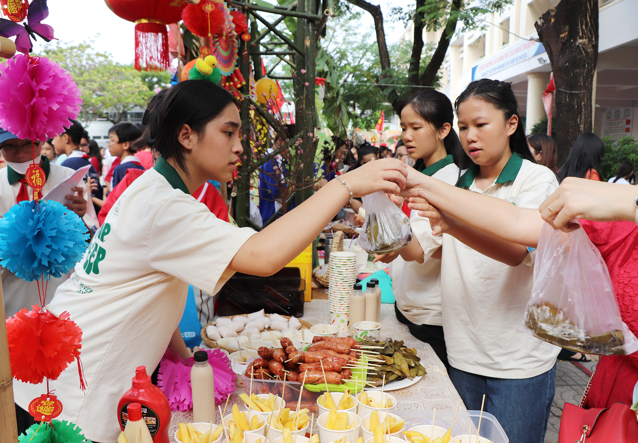 Các em HS tham gia bán các sản phẩm do phụ huynh, HS thực hiện tại Chợ phiên.