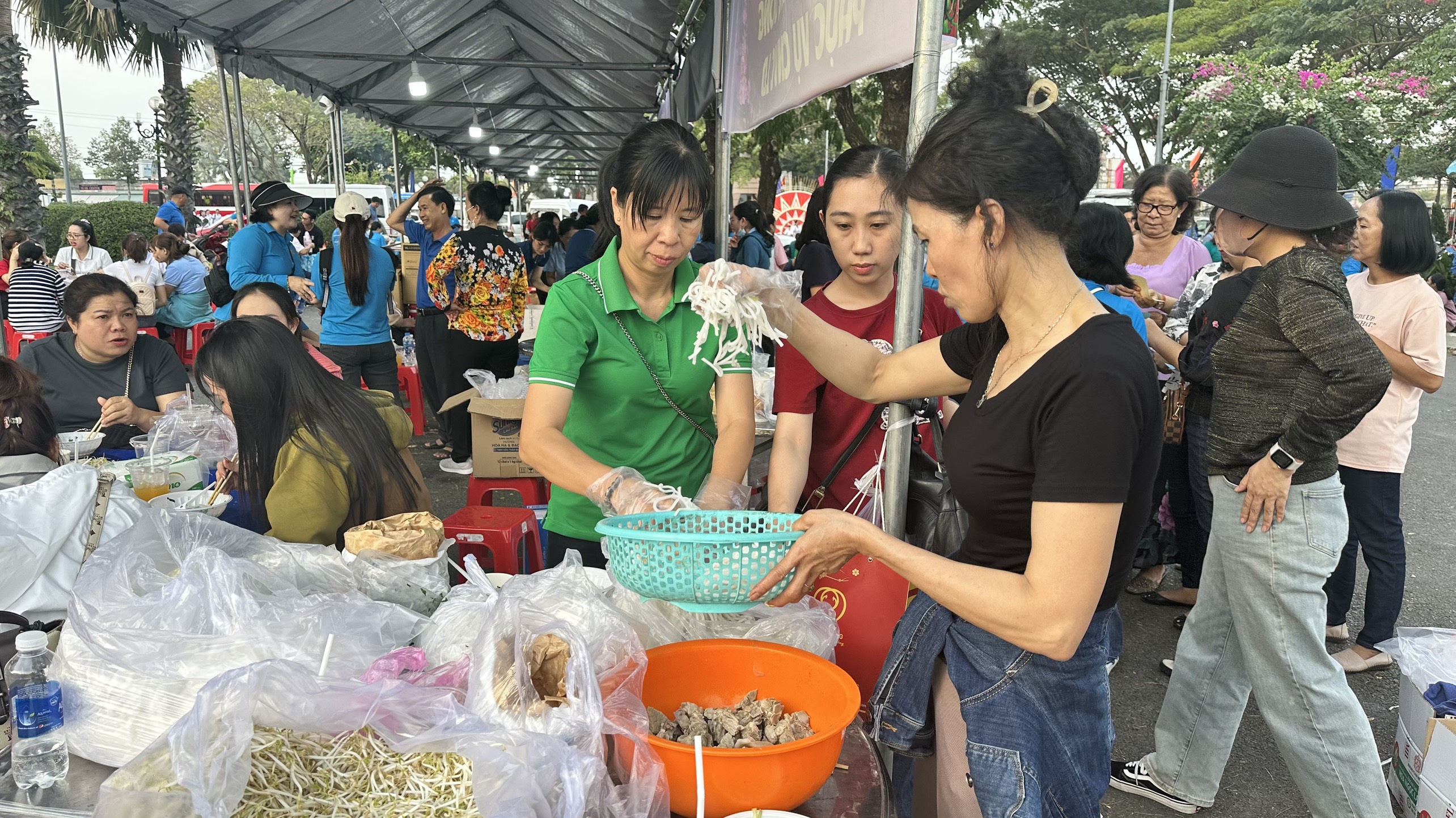 Đoàn viên, NLĐ thưởng thức ẩm thực miễn phí