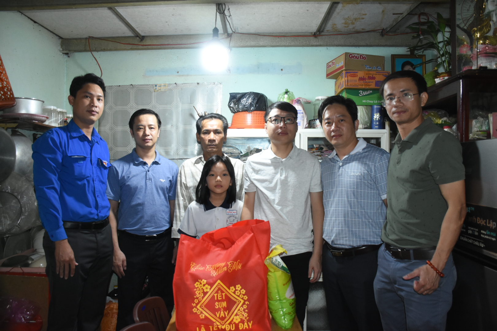 Thành Đoàn Vũng Tàu, Công đoàn bộ phận địa chất Viện nghiên cứu khoa học và thiết kế thuộc Liên doanh Việt-Nga Vietsovpetro tới thăm, tặng quà gia đình em Hà Diệu Gia Hân, HS lớp 3C Trường TH Thắng Nhì có hoàn cảnh khó khăn.