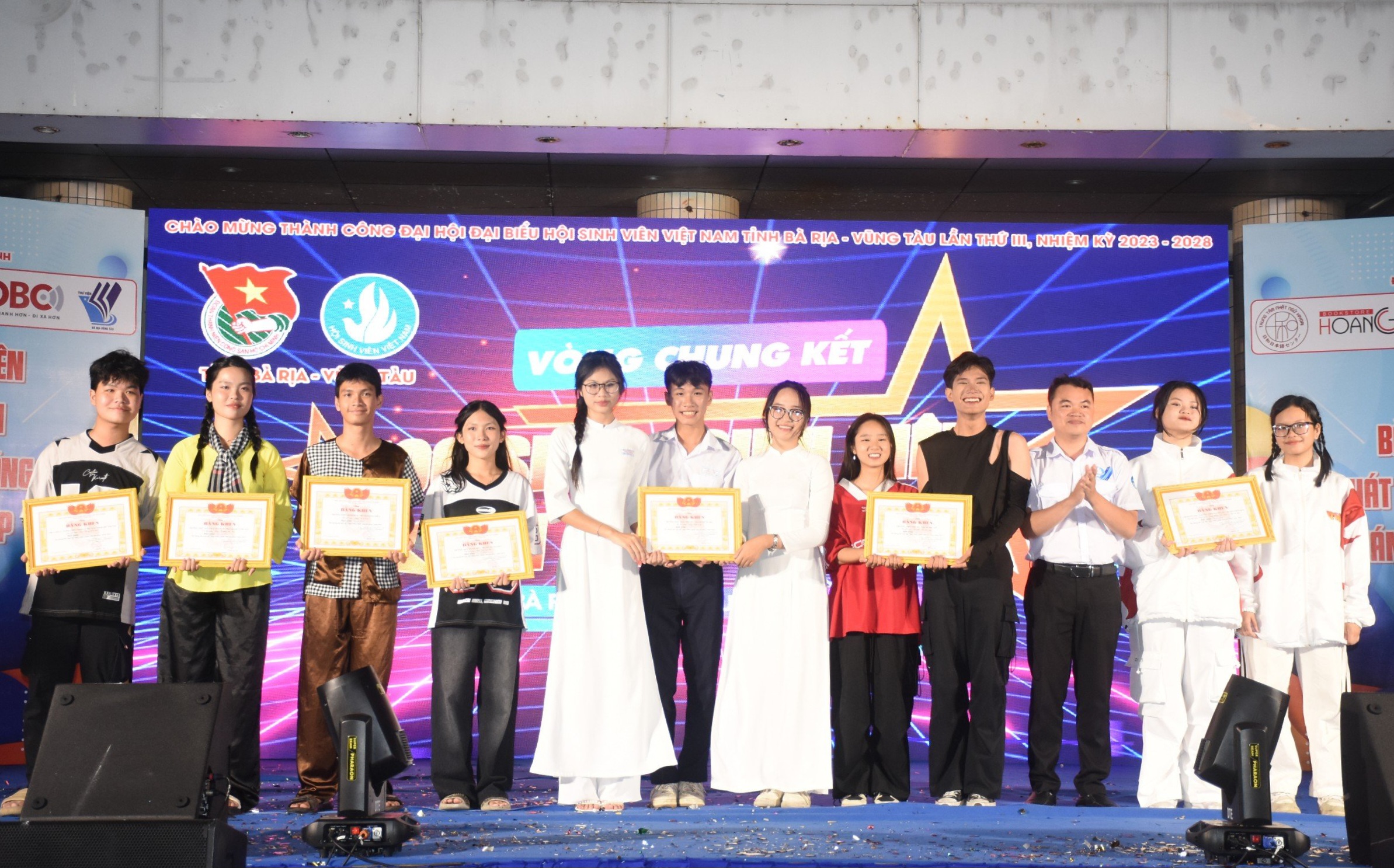 Anh Thôi Đại Việt, Phó Bí thư Tỉnh Đoàn, Chủ tịch Hội SV Việt Nam tỉnh trao giải Nhất, Nhì, Ba, Khuyến khích cho các đội thi xuất sắc bảng Học sinh.