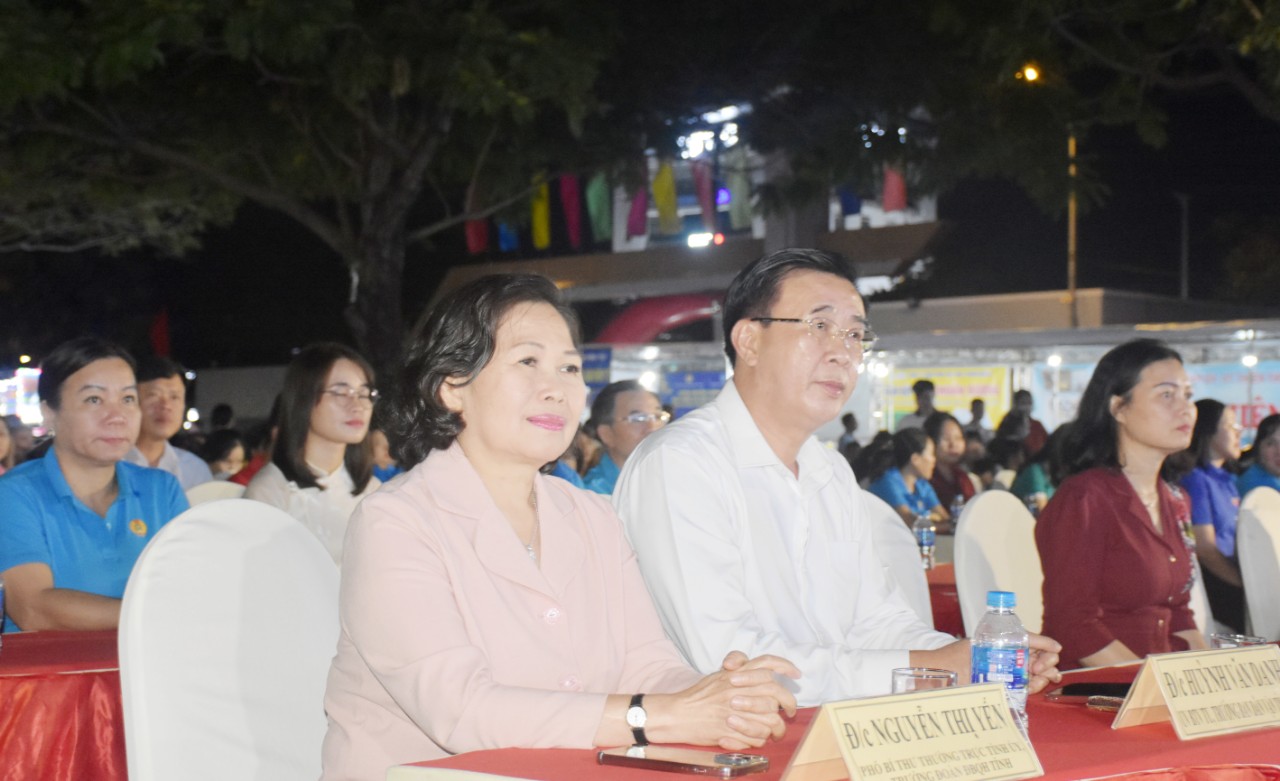 Phó Bí thư Thường trực Tỉnh ủy, Trưởng Đoàn ĐBQH tỉnh Nguyễn Thị Yến; Ủy viên Ban Thường vụ Tỉnh ủy, Trưởng Ban Dân vận Tỉnh ủy Huỳnh Văn Danh cùng các đại biểu đến dự chương trình.