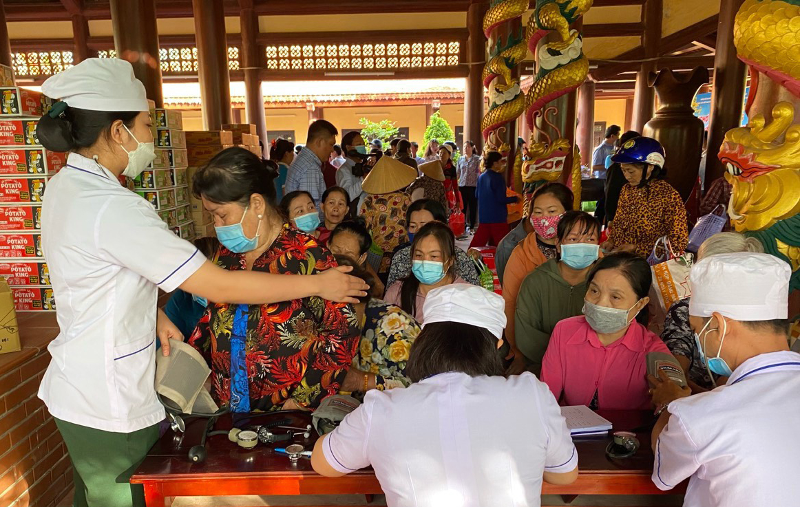 Người dân được khám bệnh tư vấn cấp thuốc miễn phí