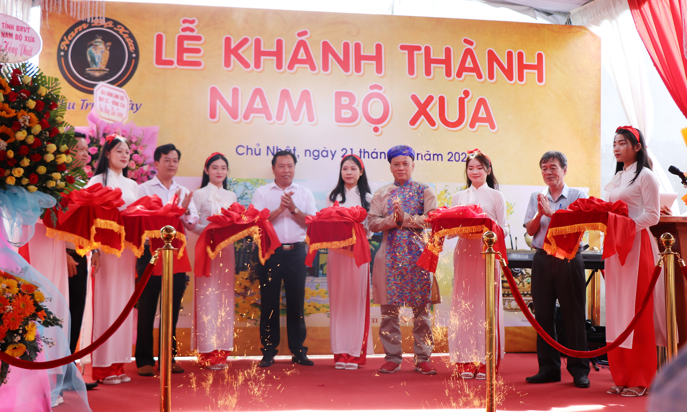 Các đại biểu cắt băng khánh thành Khu trưng bày Nam Bộ xưa.