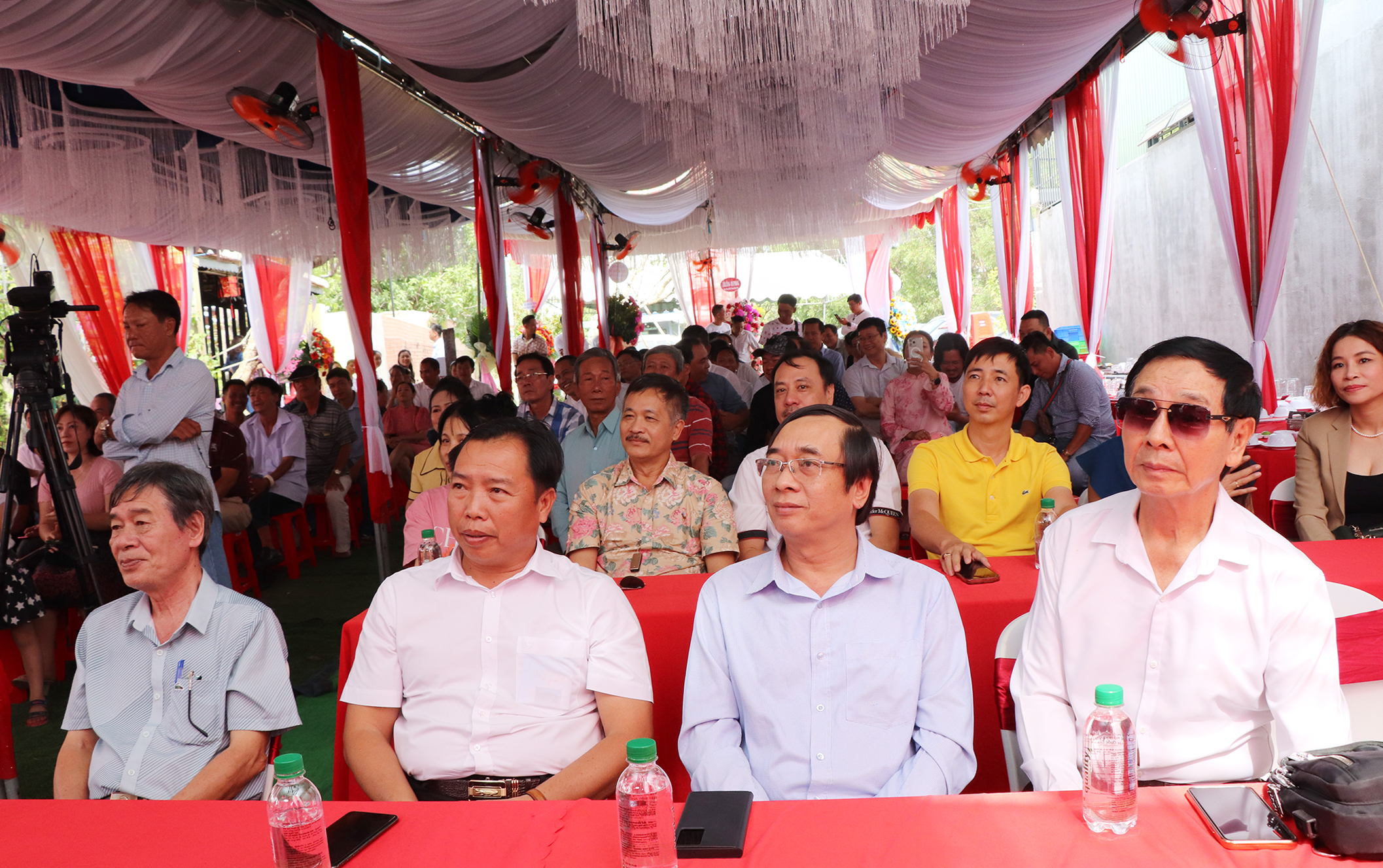Các đại biểu dự Lễ khánh thành Khu trưng bày Nam Bộ xưa.