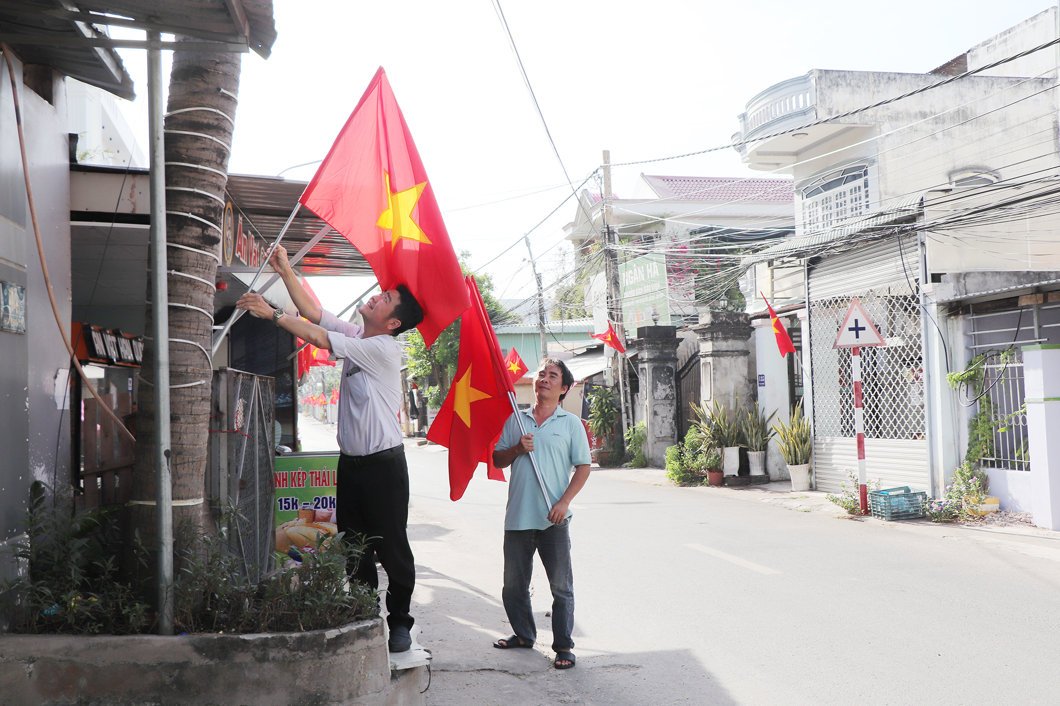 Đường Phạm Hùng (TT.Phước Bửu) rực rỡ cờ Tổ quốc những ngày lễ, Tết.