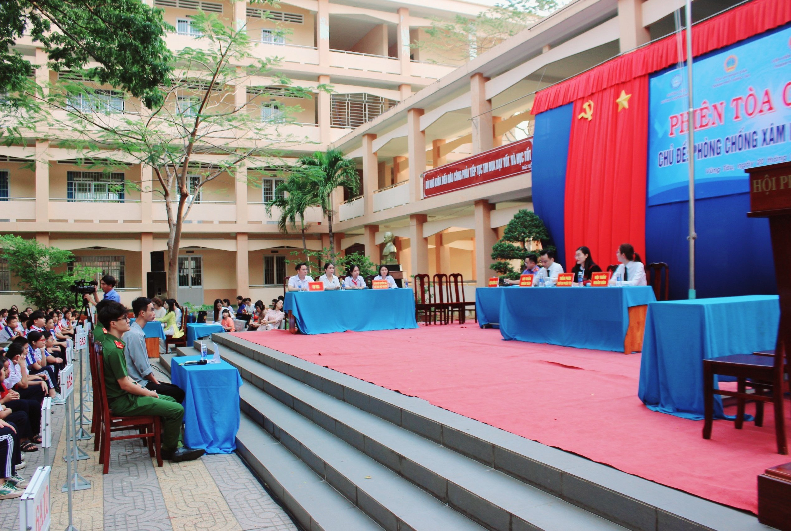 Phiên tòa giả định được tái hiện như thật,  với đầy đủ thành phần Hội đồng xét xử, bị hại, bị cáo  và người có liên quan.