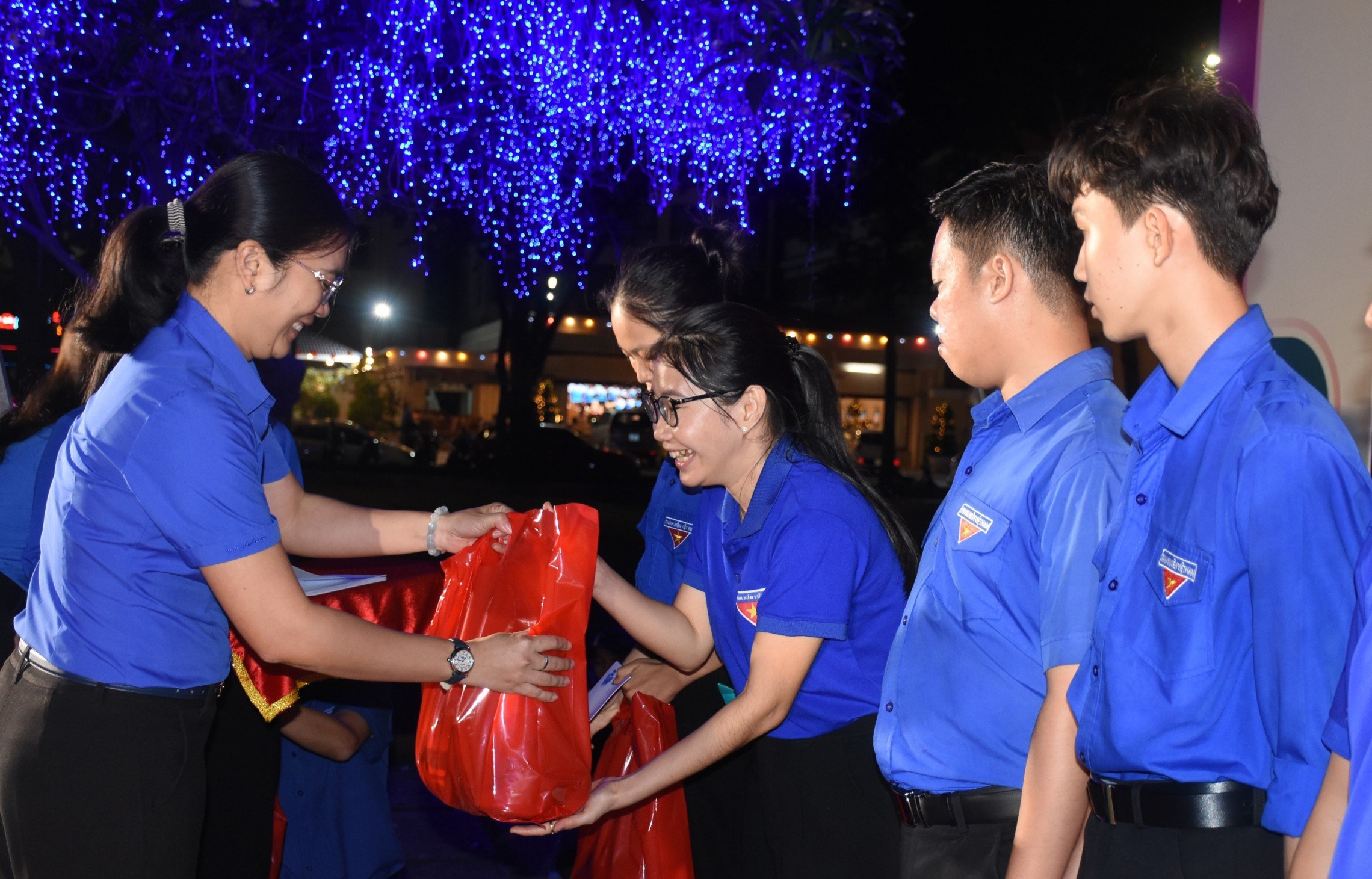 Chị Hồ Thị Ánh Tuyết, Bí thư Tỉnh Đoàn trao quà Xuân gắn kết-Tết sẻ chia cho thanh niên công nhân tại chương trình.