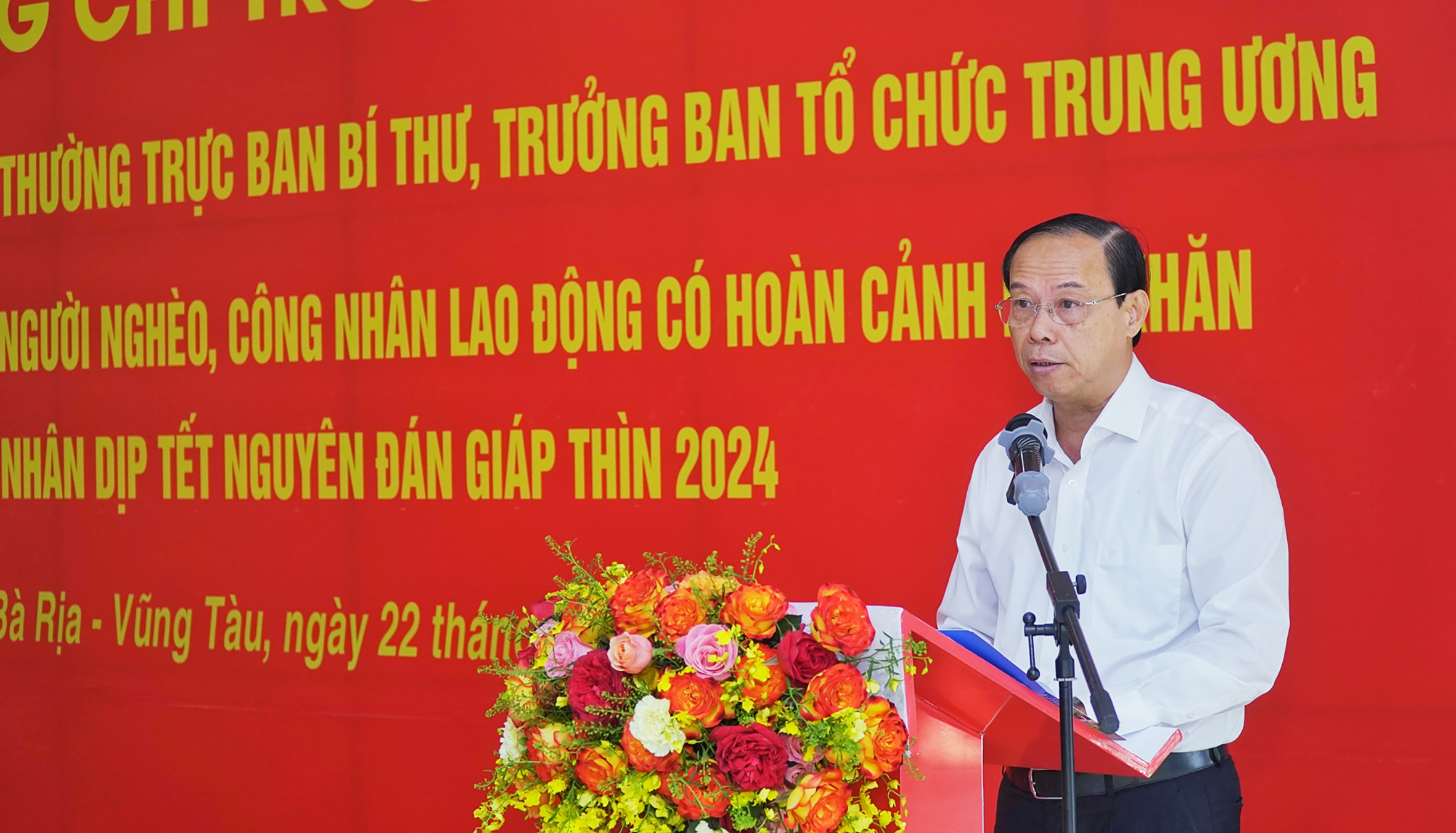 Ông Nguyễn Văn Thọ, Phó Bí thư Tỉnh ủy, Chủ tịch UBND tỉnh, báo cáo với Đoàn công tác Trung ương về tình hình chăm lo, chuẩn bị Tết Nguyên đán Giáp Thìn 2024 trên địa bàn tỉnh.