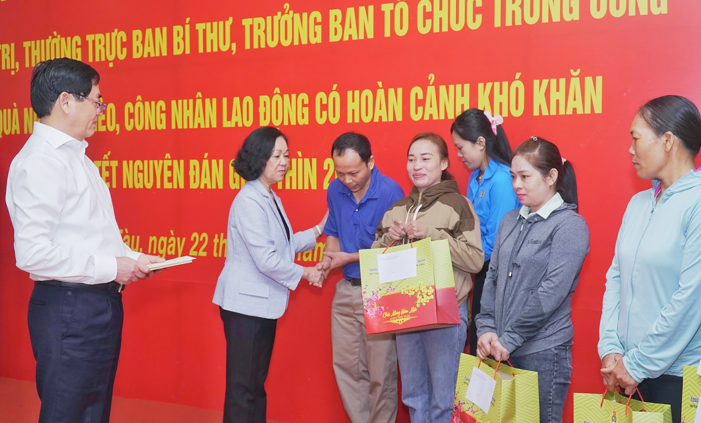 Ủy viên Bộ Chính trị, Thường trực Ban Bí thư, Trưởng Ban Tổ chức Trung ương Trương Thị Mai và Ủy viên Trung ương Đảng, Bí thư Tỉnh ủy, Chủ tịch HĐND tỉnh Phạm Viết Thanh tặng quà Tết cho công nhân lao động có hoàn cảnh khó khăn.