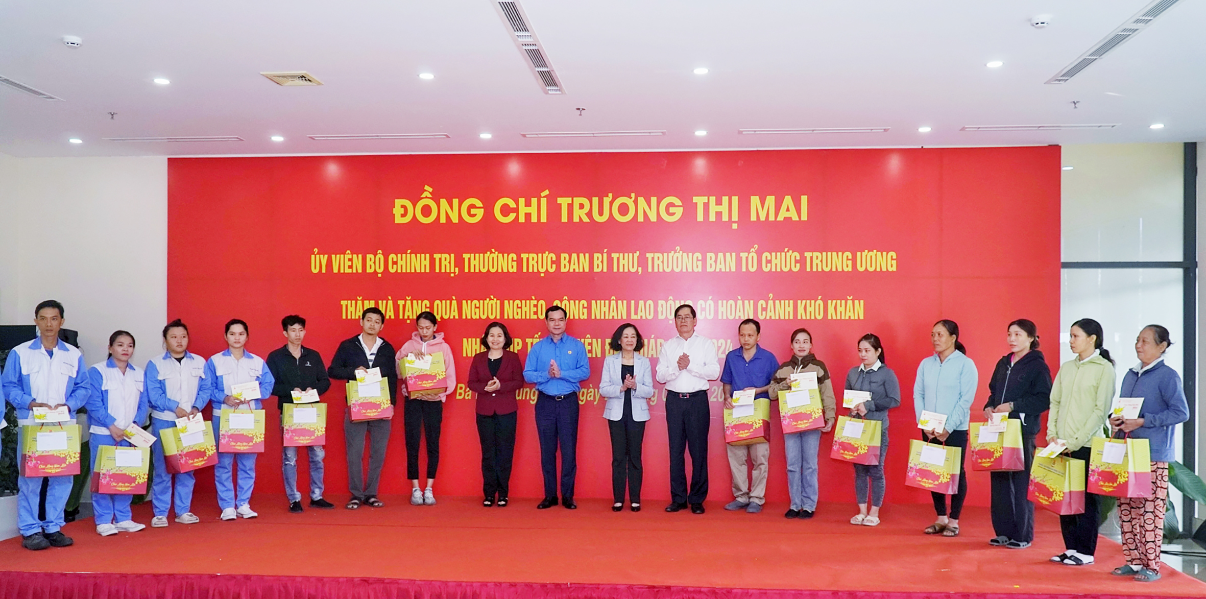 Lãnh đạo Trung ương và lãnh đạo tỉnh Bà Rịa - Vũng Tàu tặng quà Tết cho công nhân, lao động có hoàn cảnh khó khăn.