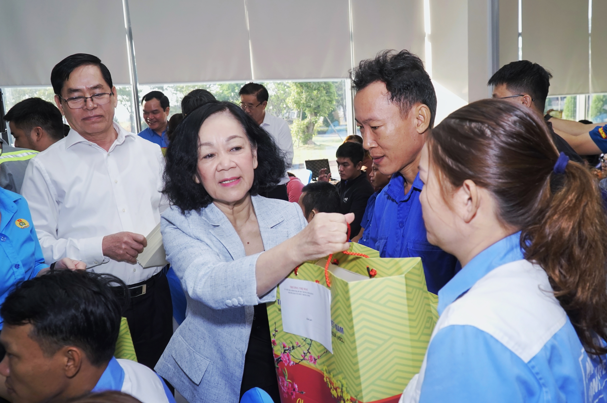 Ủy viên Bộ Chính trị, Thường trực Ban Bí thư, Trưởng Ban Tổ chức Trung ương Trương Thị Mai và Ủy viên Trung ương Đảng, Bí thư Tỉnh ủy, Chủ tịch HĐND tỉnh Phạm Viết Thanh tặng quà Tết cho công nhân lao động có hoàn cảnh khó khăn.