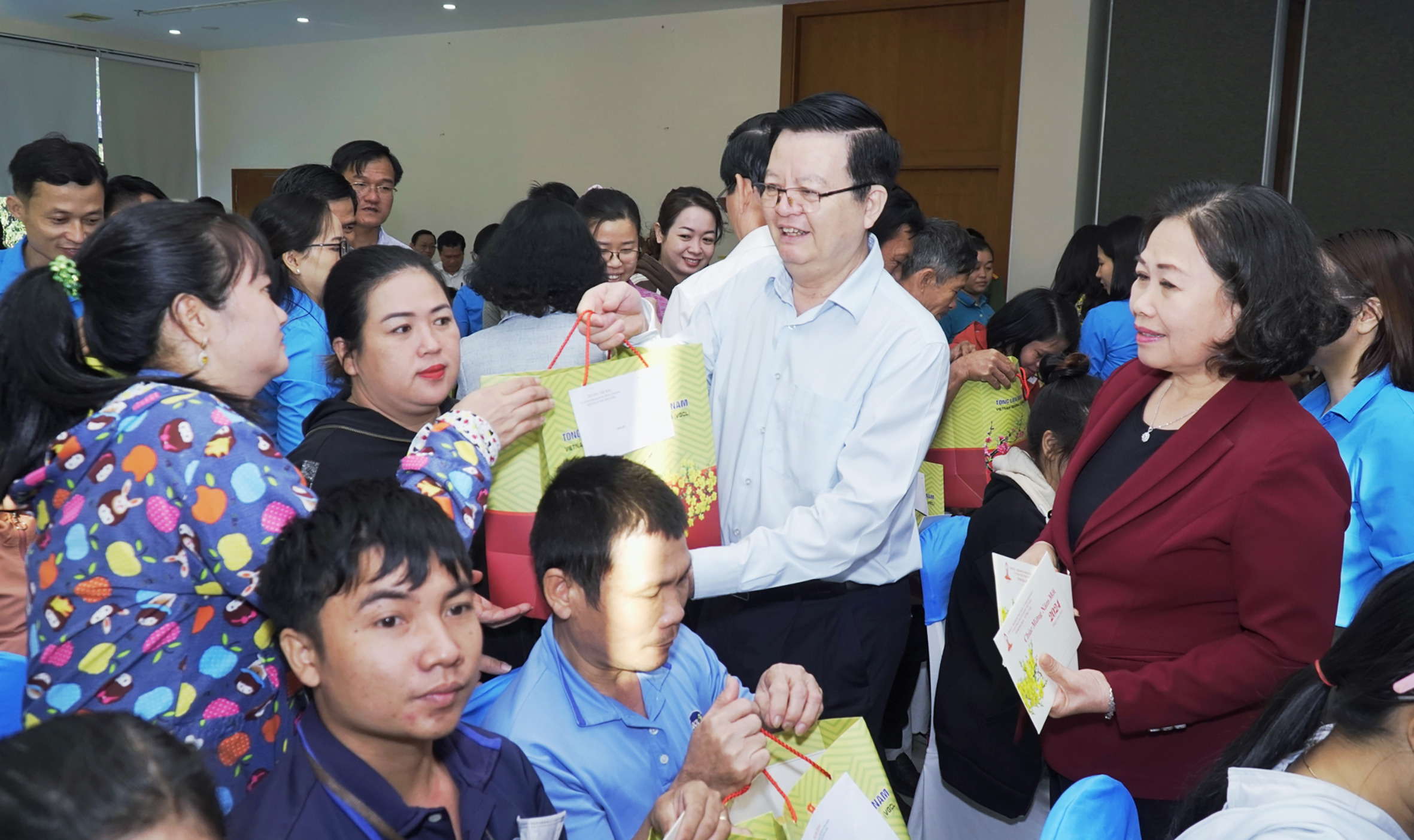 Ông Mai Văn Chính, Ủy viên Trung ương Đảng, Phó Trưởng Ban Thường trực Ban Tổ chức Trung ương và bà Nguyễn Thị Yến, Phó Bí thư Thường trực Tỉnh ủy, Trưởng Đoàn ĐBQH tỉnh tặng quà Tết cho công nhân, lao động có hoàn cảnh khó khăn.