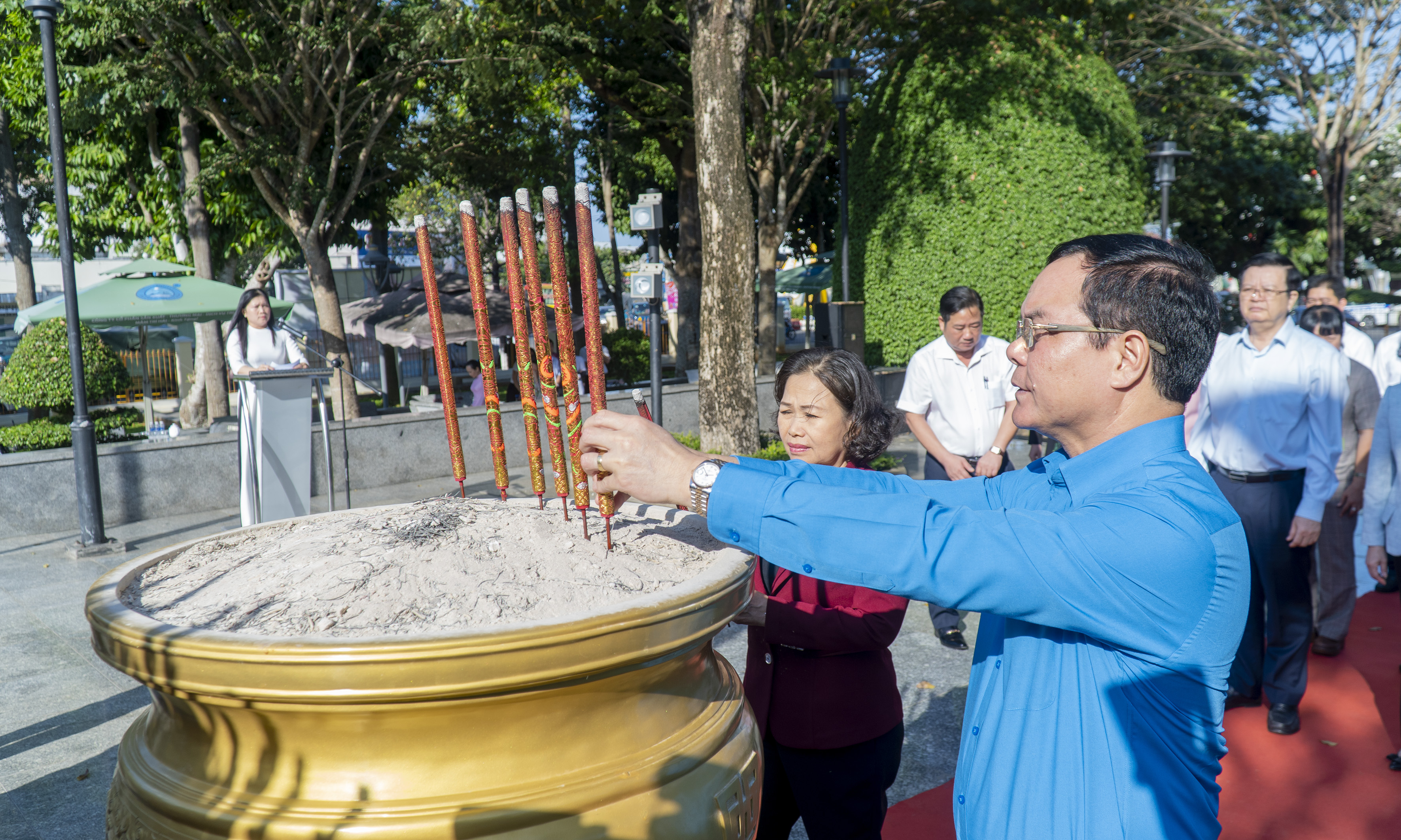 Bà Nguyễn Thị Yến, Phó Bí thư Thường trực Tỉnh ủy, Trưởng Đoàn ĐBQH tỉnh và ông Nguyễn Đình Khang, Chủ tịch LĐLĐ Việt Nam dâng hương tưởng nhớ nữ Anh hùng Liệt sĩ Võ Thị Sáu.