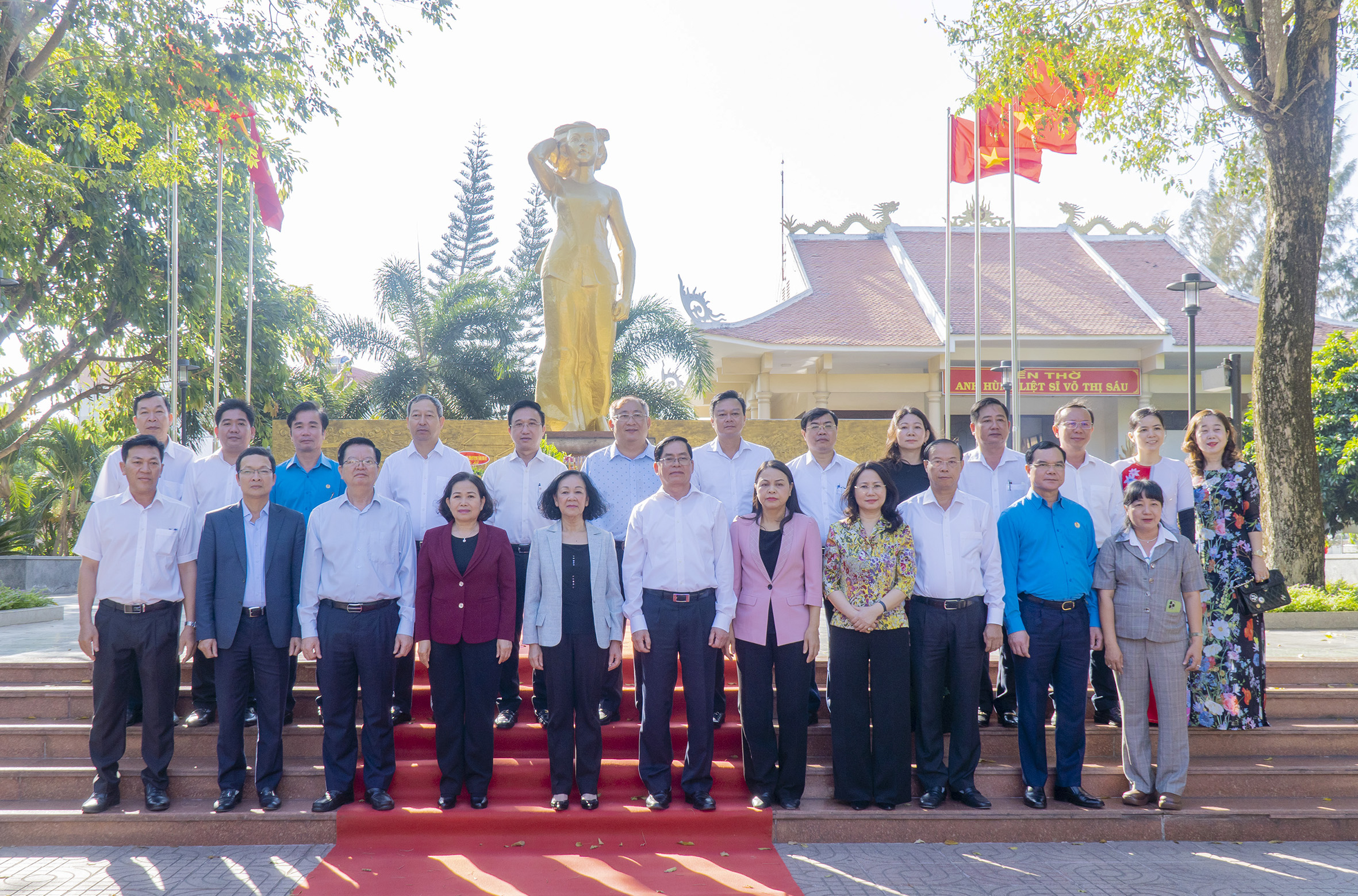 Các đại biểu chụp hình lưu niệm tại Tượng đài nữ Anh hùng Liệt sĩ Võ Thị Sáu.
